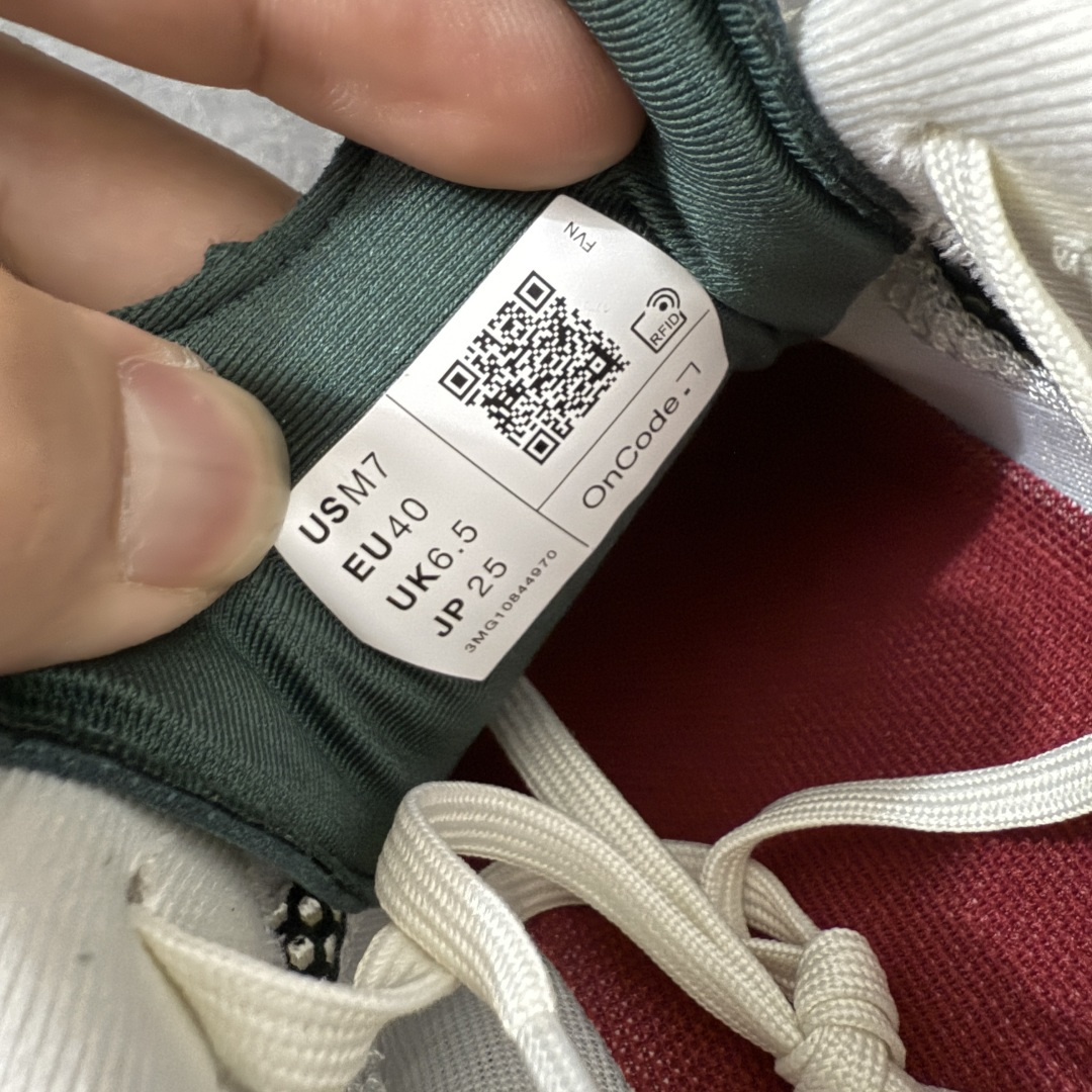图片[7]-【OG纯原】KITH x ON 昂跑联名 Cloudswift K-Tech 1 系列 3MG10775560 低帮休闲跑步鞋 大厂出品 原版有1比1打造 配件齐全 外贸专供 尺码最大做到46码 市面最高还原度版本 打造最强品质 没有之一 全新开发的鞋面结构，用高透气网布拼了大面积的合成麂皮。这种材质碰撞脱离了普通跑鞋的塑料感，更有时装质感；搭载了On的CloudTec缓震科技和Helion超级泡棉，全新的Cloudswift鞋底结构，脚感和支撑性都拉满，外底还直接刻上了Kith的字母组合，彰显联名身份；翻开鞋底，是定制的Kith Monogram老花外底，既保留了On的专业感，又带点Kith标志性的精致灰调。 尺码：36 36.5 37.5 38 38.5 39 40 40.5 41 42 42.5 43 44 44.5 45 46-选品中心