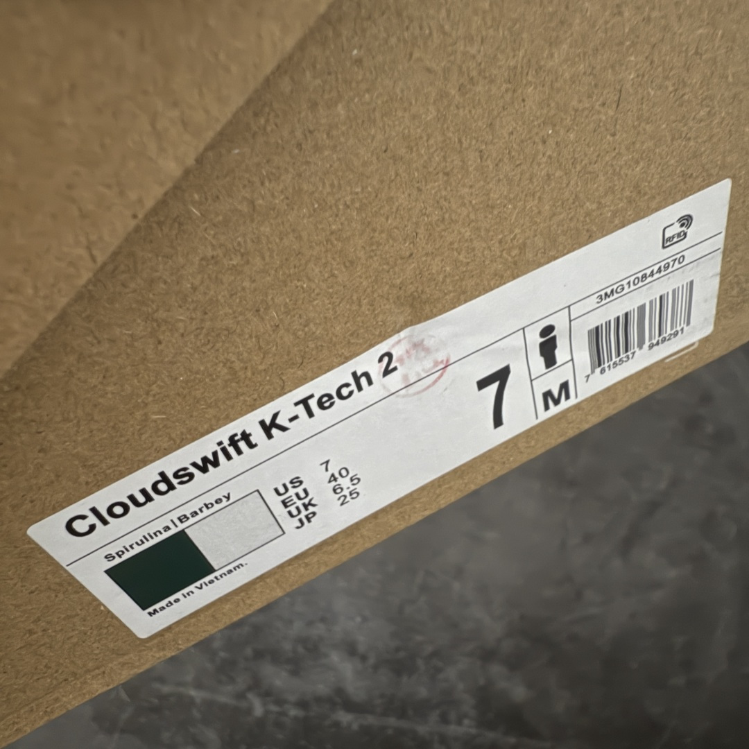 图片[11]-【OG纯原】KITH x ON 昂跑联名 Cloudswift K-Tech 1 系列 3MG10775560 低帮休闲跑步鞋 大厂出品 原版有1比1打造 配件齐全 外贸专供 尺码最大做到46码 市面最高还原度版本 打造最强品质 没有之一 全新开发的鞋面结构，用高透气网布拼了大面积的合成麂皮。这种材质碰撞脱离了普通跑鞋的塑料感，更有时装质感；搭载了On的CloudTec缓震科技和Helion超级泡棉，全新的Cloudswift鞋底结构，脚感和支撑性都拉满，外底还直接刻上了Kith的字母组合，彰显联名身份；翻开鞋底，是定制的Kith Monogram老花外底，既保留了On的专业感，又带点Kith标志性的精致灰调。 尺码：36 36.5 37.5 38 38.5 39 40 40.5 41 42 42.5 43 44 44.5 45 46-选品中心