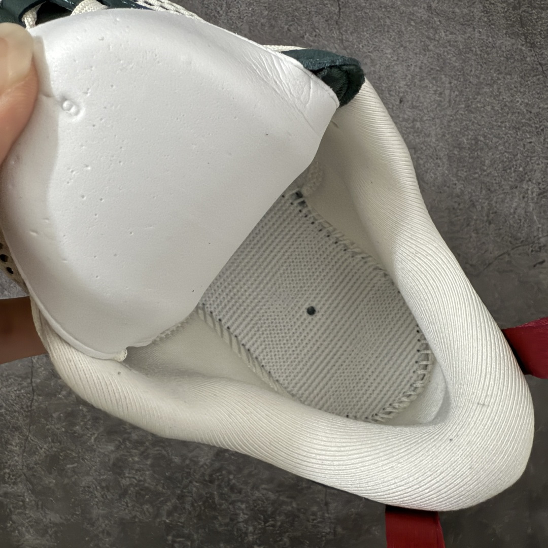 图片[9]-【OG纯原】KITH x ON 昂跑联名 Cloudswift K-Tech 1 系列 3MG10775560 低帮休闲跑步鞋 大厂出品 原版有1比1打造 配件齐全 外贸专供 尺码最大做到46码 市面最高还原度版本 打造最强品质 没有之一 全新开发的鞋面结构，用高透气网布拼了大面积的合成麂皮。这种材质碰撞脱离了普通跑鞋的塑料感，更有时装质感；搭载了On的CloudTec缓震科技和Helion超级泡棉，全新的Cloudswift鞋底结构，脚感和支撑性都拉满，外底还直接刻上了Kith的字母组合，彰显联名身份；翻开鞋底，是定制的Kith Monogram老花外底，既保留了On的专业感，又带点Kith标志性的精致灰调。 尺码：36 36.5 37.5 38 38.5 39 40 40.5 41 42 42.5 43 44 44.5 45 46-选品中心
