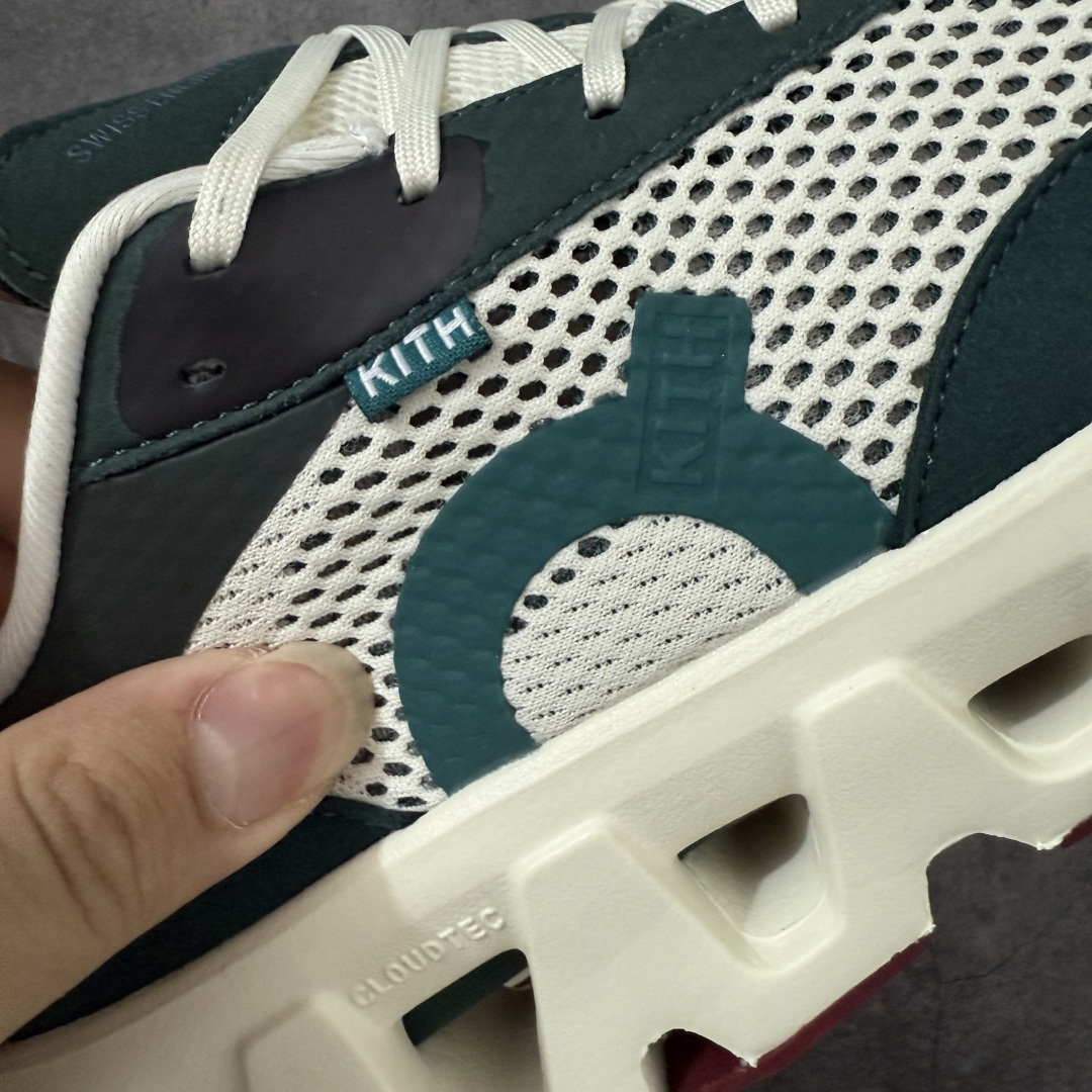 图片[4]-【OG纯原】KITH x ON 昂跑联名 Cloudswift K-Tech 1 系列 3MG10775560 低帮休闲跑步鞋 大厂出品 原版有1比1打造 配件齐全 外贸专供 尺码最大做到46码 市面最高还原度版本 打造最强品质 没有之一 全新开发的鞋面结构，用高透气网布拼了大面积的合成麂皮。这种材质碰撞脱离了普通跑鞋的塑料感，更有时装质感；搭载了On的CloudTec缓震科技和Helion超级泡棉，全新的Cloudswift鞋底结构，脚感和支撑性都拉满，外底还直接刻上了Kith的字母组合，彰显联名身份；翻开鞋底，是定制的Kith Monogram老花外底，既保留了On的专业感，又带点Kith标志性的精致灰调。 尺码：36 36.5 37.5 38 38.5 39 40 40.5 41 42 42.5 43 44 44.5 45 46-选品中心
