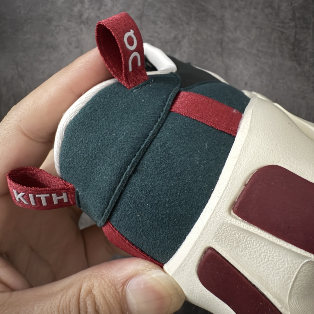 图片[2]-【OG纯原】KITH x ON 昂跑联名 Cloudswift K-Tech 1 系列 3MG10775560 低帮休闲跑步鞋 大厂出品 原版有1比1打造 配件齐全 外贸专供 尺码最大做到46码 市面最高还原度版本 打造最强品质 没有之一 全新开发的鞋面结构，用高透气网布拼了大面积的合成麂皮。这种材质碰撞脱离了普通跑鞋的塑料感，更有时装质感；搭载了On的CloudTec缓震科技和Helion超级泡棉，全新的Cloudswift鞋底结构，脚感和支撑性都拉满，外底还直接刻上了Kith的字母组合，彰显联名身份；翻开鞋底，是定制的Kith Monogram老花外底，既保留了On的专业感，又带点Kith标志性的精致灰调。 尺码：36 36.5 37.5 38 38.5 39 40 40.5 41 42 42.5 43 44 44.5 45 46-选品中心