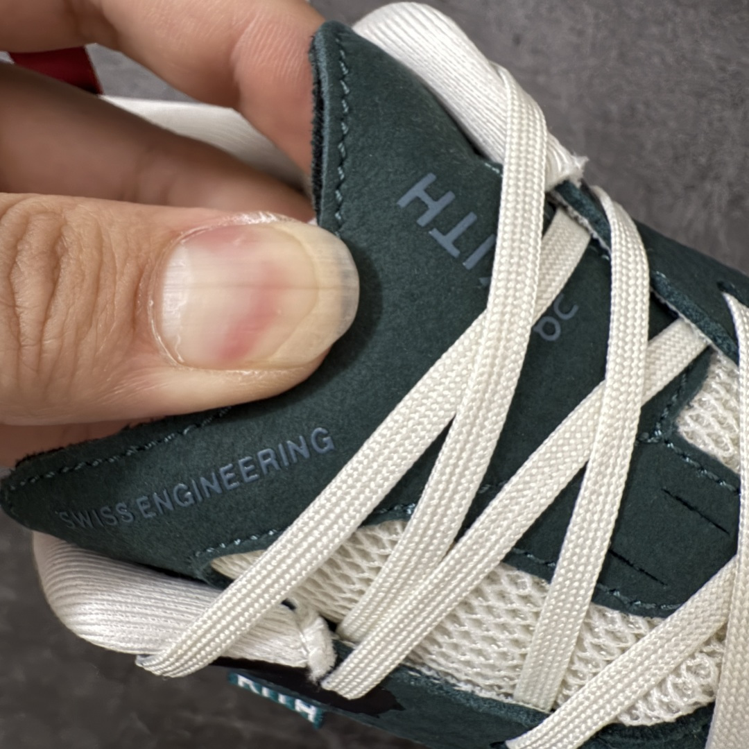 图片[6]-【OG纯原】KITH x ON 昂跑联名 Cloudswift K-Tech 1 系列 3MG10775560 低帮休闲跑步鞋 大厂出品 原版有1比1打造 配件齐全 外贸专供 尺码最大做到46码 市面最高还原度版本 打造最强品质 没有之一 全新开发的鞋面结构，用高透气网布拼了大面积的合成麂皮。这种材质碰撞脱离了普通跑鞋的塑料感，更有时装质感；搭载了On的CloudTec缓震科技和Helion超级泡棉，全新的Cloudswift鞋底结构，脚感和支撑性都拉满，外底还直接刻上了Kith的字母组合，彰显联名身份；翻开鞋底，是定制的Kith Monogram老花外底，既保留了On的专业感，又带点Kith标志性的精致灰调。 尺码：36 36.5 37.5 38 38.5 39 40 40.5 41 42 42.5 43 44 44.5 45 46-选品中心