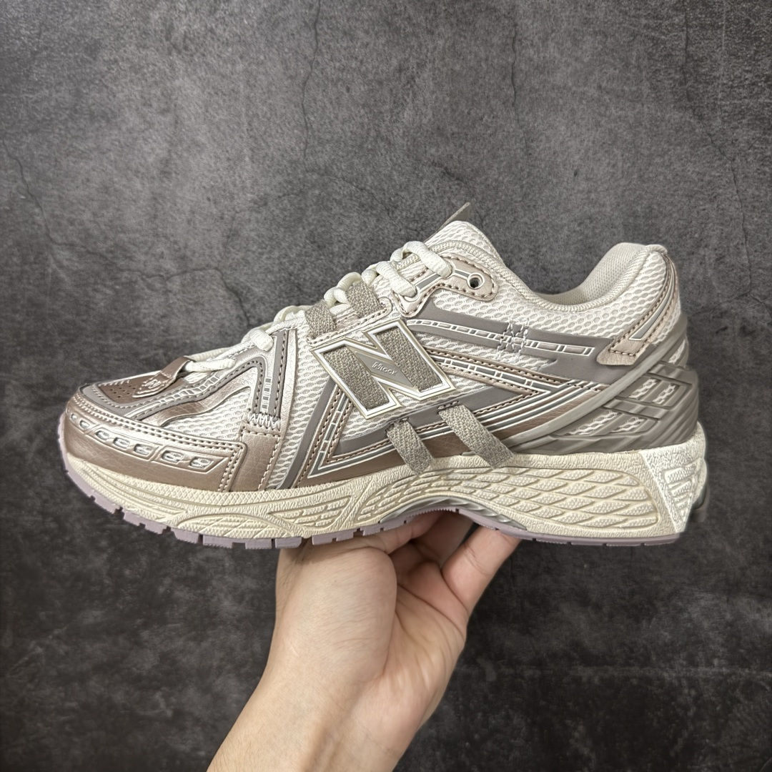 图片[2]-【纯原版】NB新百伦New Balance NB1906 U19063VV系列复古老爹风休闲运动慢跑鞋 采用轻质牛剖革拼接透气网眼衬垫织物鞋面材质#T-Beam大底提供足步弓支撑，保持步态稳定#后跟搭载外露缓震胶 鞋身整体以各种深浅不一的灰色覆盖，鞋头以淡蓝色调装饰，网眼衬垫通过不规律的色块实现做旧的美感，泛黄的鞋底更是进一步增添了复古气息。 尺码：36 37 37.5 38 38.5 39.5 40 40.5 41.5 42 42.5 43 44 45 46.5-选品中心