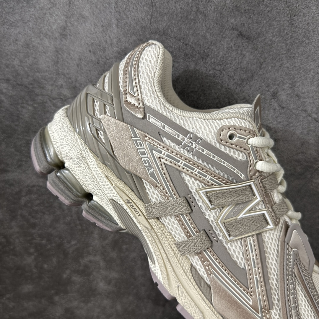 图片[7]-【纯原版】NB新百伦New Balance NB1906 U19063VV系列复古老爹风休闲运动慢跑鞋 采用轻质牛剖革拼接透气网眼衬垫织物鞋面材质#T-Beam大底提供足步弓支撑，保持步态稳定#后跟搭载外露缓震胶 鞋身整体以各种深浅不一的灰色覆盖，鞋头以淡蓝色调装饰，网眼衬垫通过不规律的色块实现做旧的美感，泛黄的鞋底更是进一步增添了复古气息。 尺码：36 37 37.5 38 38.5 39.5 40 40.5 41.5 42 42.5 43 44 45 46.5-选品中心