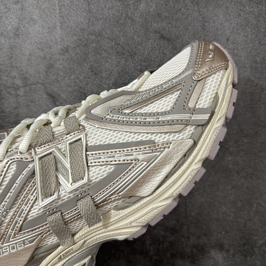 图片[6]-【纯原版】NB新百伦New Balance NB1906 U19063VV系列复古老爹风休闲运动慢跑鞋 采用轻质牛剖革拼接透气网眼衬垫织物鞋面材质#T-Beam大底提供足步弓支撑，保持步态稳定#后跟搭载外露缓震胶 鞋身整体以各种深浅不一的灰色覆盖，鞋头以淡蓝色调装饰，网眼衬垫通过不规律的色块实现做旧的美感，泛黄的鞋底更是进一步增添了复古气息。 尺码：36 37 37.5 38 38.5 39.5 40 40.5 41.5 42 42.5 43 44 45 46.5-选品中心