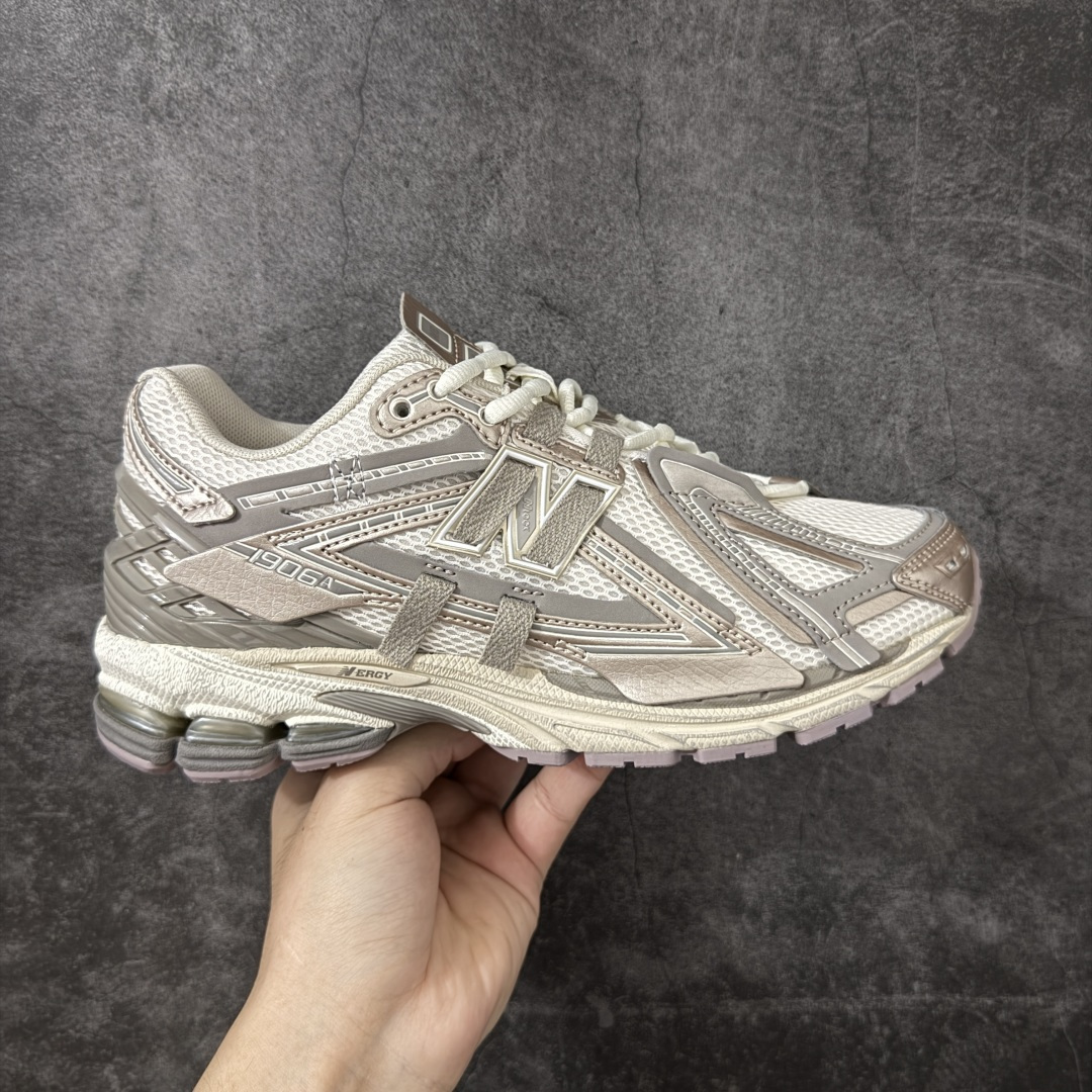 【纯原版】NB新百伦New Balance NB1906 U19063VV系列复古老爹风休闲运动慢跑鞋 采用轻质牛剖革拼接透气网眼衬垫织物鞋面材质#T-Beam大底提供足步弓支撑,保持步态稳定#后跟搭载外露缓震胶 鞋身整体以各种深浅不一的灰色覆盖,鞋头以淡蓝色调装饰,网眼衬垫通过不规律的色块实现做旧的美感,泛黄的鞋底更是进一步增添了复古气息。 尺码:36 37 37.5 38 38.5 39.5 40 40.5 41.5 42 42.5 43 44 45 46.5-选品中心