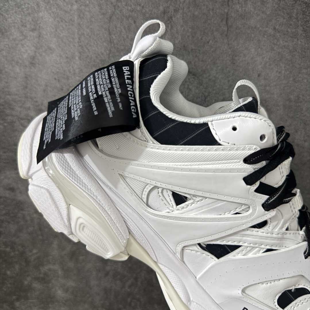 图片[7]-【OK版本】BALENCIAGA Track 3.0 巴黎世家三代复古老爹鞋 全套原纸板楦头开发 最原汁原味的灵魂版型 全鞋荧光划线卡点 胶水把控整洁度追求极致完美 每一双都是工艺品 多重QC质检 超越公司货的品控标准 实实在在的免检产品 原盒原配 正确字体电绣 粗细、位置、大小正确 侧边TPU 透气孔匹配意产原版 正确气垫分离大底 TPU软底 原版一致大底LOGO 立体感十足 原厂皮料水洗做旧 采购原厂网纱 该款鞋采用网眼布和尼龙制成 不含皮革 鞋舌饰有Track.2橡胶品牌标识 外侧饰有橡胶品牌标识 泡沫后帮压印品牌标识 外底正面压印BB标识 由176块饰片拼接而成的铰接式鞋面 侧面配金属质感网眼布 内面配有额外金属光泽饰件 包含1副鞋带和1副备用鞋带 后帮配有拉环鞋提 动态鞋底设计 为双脚带来后续的助力 正常尺码 尺码：35 36 37 38 39 40 41 42 43 44 45 46-选品中心