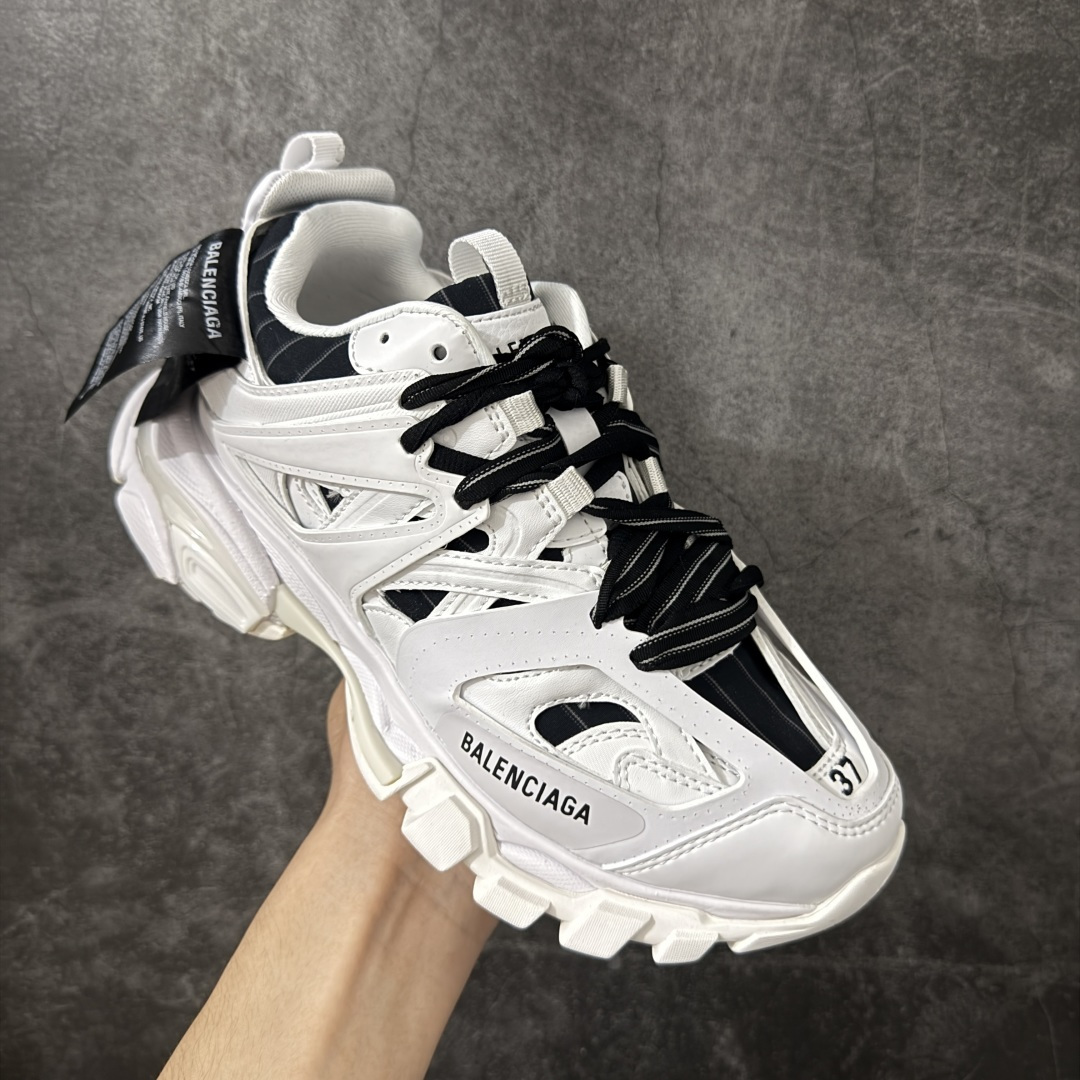 图片[4]-【OK版本】BALENCIAGA Track 3.0 巴黎世家三代复古老爹鞋 全套原纸板楦头开发 最原汁原味的灵魂版型 全鞋荧光划线卡点 胶水把控整洁度追求极致完美 每一双都是工艺品 多重QC质检 超越公司货的品控标准 实实在在的免检产品 原盒原配 正确字体电绣 粗细、位置、大小正确 侧边TPU 透气孔匹配意产原版 正确气垫分离大底 TPU软底 原版一致大底LOGO 立体感十足 原厂皮料水洗做旧 采购原厂网纱 该款鞋采用网眼布和尼龙制成 不含皮革 鞋舌饰有Track.2橡胶品牌标识 外侧饰有橡胶品牌标识 泡沫后帮压印品牌标识 外底正面压印BB标识 由176块饰片拼接而成的铰接式鞋面 侧面配金属质感网眼布 内面配有额外金属光泽饰件 包含1副鞋带和1副备用鞋带 后帮配有拉环鞋提 动态鞋底设计 为双脚带来后续的助力 正常尺码 尺码：35 36 37 38 39 40 41 42 43 44 45 46-选品中心