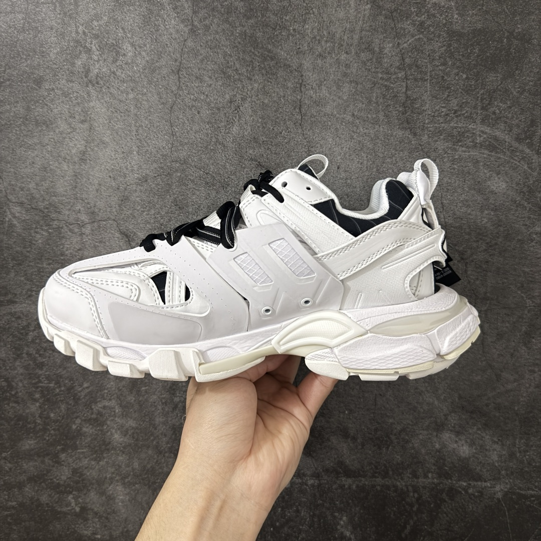 图片[2]-【OK版本】BALENCIAGA Track 3.0 巴黎世家三代复古老爹鞋 全套原纸板楦头开发 最原汁原味的灵魂版型 全鞋荧光划线卡点 胶水把控整洁度追求极致完美 每一双都是工艺品 多重QC质检 超越公司货的品控标准 实实在在的免检产品 原盒原配 正确字体电绣 粗细、位置、大小正确 侧边TPU 透气孔匹配意产原版 正确气垫分离大底 TPU软底 原版一致大底LOGO 立体感十足 原厂皮料水洗做旧 采购原厂网纱 该款鞋采用网眼布和尼龙制成 不含皮革 鞋舌饰有Track.2橡胶品牌标识 外侧饰有橡胶品牌标识 泡沫后帮压印品牌标识 外底正面压印BB标识 由176块饰片拼接而成的铰接式鞋面 侧面配金属质感网眼布 内面配有额外金属光泽饰件 包含1副鞋带和1副备用鞋带 后帮配有拉环鞋提 动态鞋底设计 为双脚带来后续的助力 正常尺码 尺码：35 36 37 38 39 40 41 42 43 44 45 46-选品中心