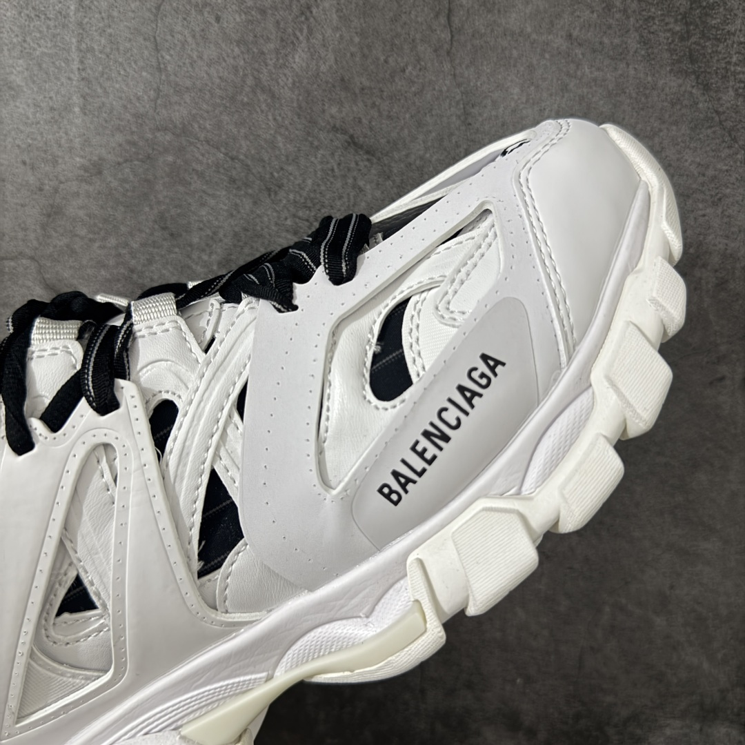 图片[6]-【OK版本】BALENCIAGA Track 3.0 巴黎世家三代复古老爹鞋 全套原纸板楦头开发 最原汁原味的灵魂版型 全鞋荧光划线卡点 胶水把控整洁度追求极致完美 每一双都是工艺品 多重QC质检 超越公司货的品控标准 实实在在的免检产品 原盒原配 正确字体电绣 粗细、位置、大小正确 侧边TPU 透气孔匹配意产原版 正确气垫分离大底 TPU软底 原版一致大底LOGO 立体感十足 原厂皮料水洗做旧 采购原厂网纱 该款鞋采用网眼布和尼龙制成 不含皮革 鞋舌饰有Track.2橡胶品牌标识 外侧饰有橡胶品牌标识 泡沫后帮压印品牌标识 外底正面压印BB标识 由176块饰片拼接而成的铰接式鞋面 侧面配金属质感网眼布 内面配有额外金属光泽饰件 包含1副鞋带和1副备用鞋带 后帮配有拉环鞋提 动态鞋底设计 为双脚带来后续的助力 正常尺码 尺码：35 36 37 38 39 40 41 42 43 44 45 46-选品中心