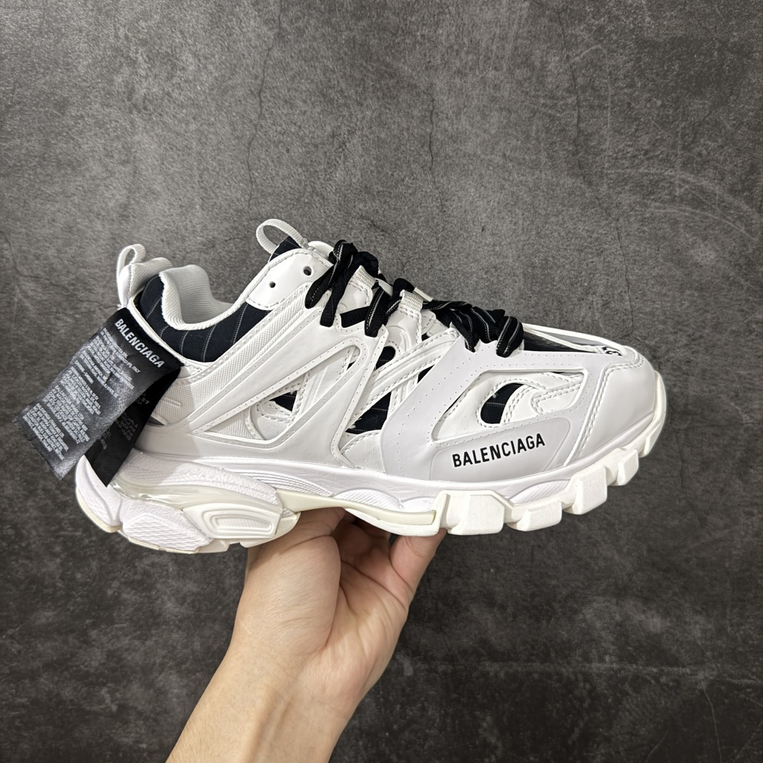 【OK版本】BALENCIAGA Track 3.0 巴黎世家三代复古老爹鞋 全套原纸板楦头开发 最原汁原味的灵魂版型 全鞋荧光划线卡点 胶水把控整洁度追求极致完美 每一双都是工艺品 多重QC质检 超越公司货的品控标准 实实在在的免检产品 原盒原配 正确字体电绣 粗细、位置、大小正确 侧边TPU 透气孔匹配意产原版 正确气垫分离大底 TPU软底 原版一致大底LOGO 立体感十足 原厂皮料水洗做旧 采购原厂网纱 该款鞋采用网眼布和尼龙制成 不含皮革 鞋舌饰有Track.2橡胶品牌标识 外侧饰有橡胶品牌标识 泡沫后帮压印品牌标识 外底正面压印BB标识 由176块饰片拼接而成的铰接式鞋面 侧面配金属质感网眼布 内面配有额外金属光泽饰件 包含1副鞋带和1副备用鞋带 后帮配有拉环鞋提 动态鞋底设计 为双脚带来后续的助力 正常尺码 尺码:35 36 37 38 39 40 41 42 43 44 45 46-选品中心