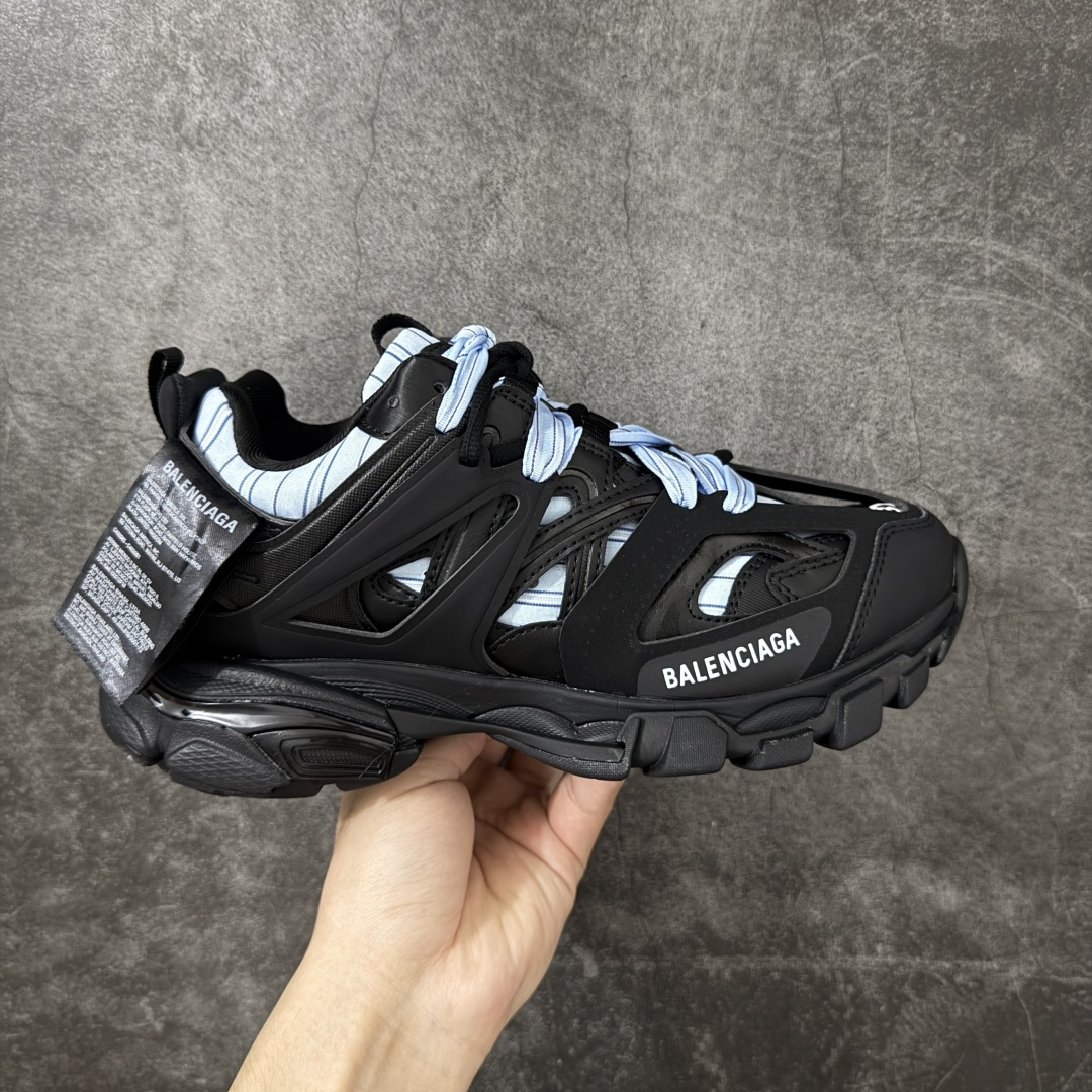 【OK版本】BALENCIAGA Track 3.0 巴黎世家三代复古老爹鞋 全套原纸板楦头开发 最原汁原味的灵魂版型 全鞋荧光划线卡点 胶水把控整洁度追求极致完美 每一双都是工艺品 多重QC质检 超越公司货的品控标准 实实在在的免检产品 原盒原配 正确字体电绣 粗细、位置、大小正确 侧边TPU 透气孔匹配意产原版 正确气垫分离大底 TPU软底 原版一致大底LOGO 立体感十足 原厂皮料水洗做旧 采购原厂网纱 该款鞋采用网眼布和尼龙制成 不含皮革 鞋舌饰有Track.2橡胶品牌标识 外侧饰有橡胶品牌标识 泡沫后帮压印品牌标识 外底正面压印BB标识 由176块饰片拼接而成的铰接式鞋面 侧面配金属质感网眼布 内面配有额外金属光泽饰件 包含1副鞋带和1副备用鞋带 后帮配有拉环鞋提 动态鞋底设计 为双脚带来后续的助力 正常尺码 尺码:35 36 37 38 39 40 41 42 43 44 45 46-选品中心