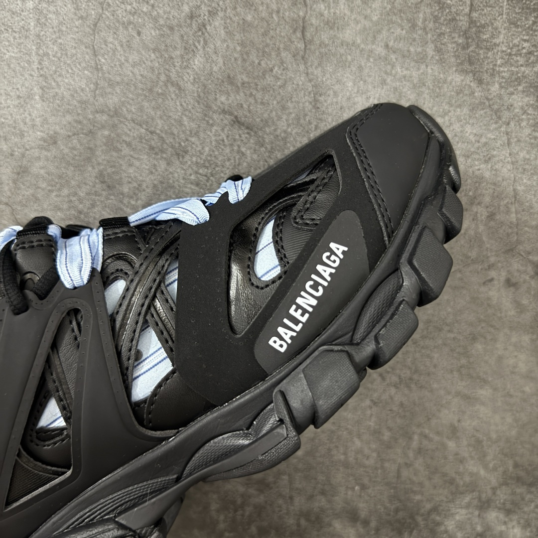 图片[6]-【OK版本】BALENCIAGA Track 3.0 巴黎世家三代复古老爹鞋 全套原纸板楦头开发 最原汁原味的灵魂版型 全鞋荧光划线卡点 胶水把控整洁度追求极致完美 每一双都是工艺品 多重QC质检 超越公司货的品控标准 实实在在的免检产品 原盒原配 正确字体电绣 粗细、位置、大小正确 侧边TPU 透气孔匹配意产原版 正确气垫分离大底 TPU软底 原版一致大底LOGO 立体感十足 原厂皮料水洗做旧 采购原厂网纱 该款鞋采用网眼布和尼龙制成 不含皮革 鞋舌饰有Track.2橡胶品牌标识 外侧饰有橡胶品牌标识 泡沫后帮压印品牌标识 外底正面压印BB标识 由176块饰片拼接而成的铰接式鞋面 侧面配金属质感网眼布 内面配有额外金属光泽饰件 包含1副鞋带和1副备用鞋带 后帮配有拉环鞋提 动态鞋底设计 为双脚带来后续的助力 正常尺码 尺码：35 36 37 38 39 40 41 42 43 44 45 46-选品中心