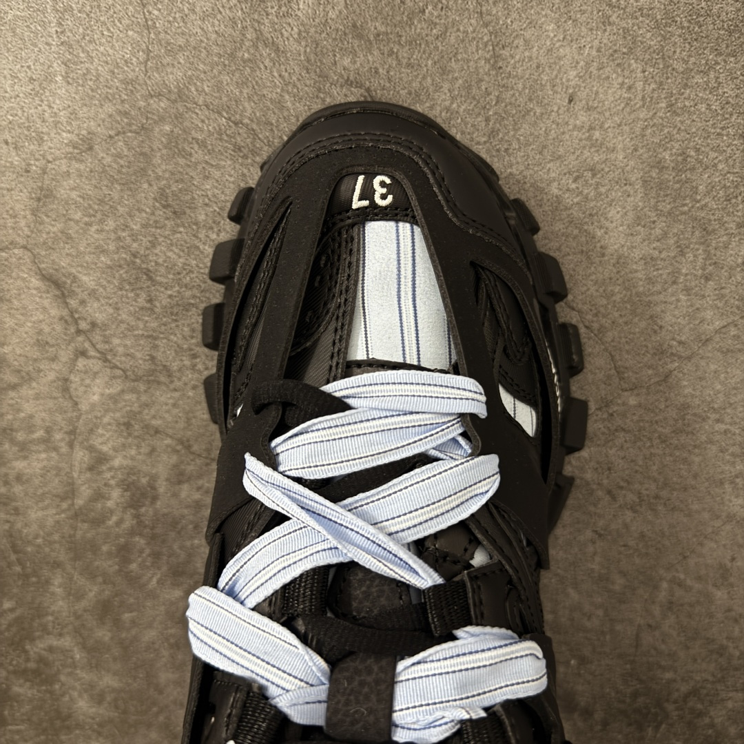 图片[5]-【OK版本】BALENCIAGA Track 3.0 巴黎世家三代复古老爹鞋 全套原纸板楦头开发 最原汁原味的灵魂版型 全鞋荧光划线卡点 胶水把控整洁度追求极致完美 每一双都是工艺品 多重QC质检 超越公司货的品控标准 实实在在的免检产品 原盒原配 正确字体电绣 粗细、位置、大小正确 侧边TPU 透气孔匹配意产原版 正确气垫分离大底 TPU软底 原版一致大底LOGO 立体感十足 原厂皮料水洗做旧 采购原厂网纱 该款鞋采用网眼布和尼龙制成 不含皮革 鞋舌饰有Track.2橡胶品牌标识 外侧饰有橡胶品牌标识 泡沫后帮压印品牌标识 外底正面压印BB标识 由176块饰片拼接而成的铰接式鞋面 侧面配金属质感网眼布 内面配有额外金属光泽饰件 包含1副鞋带和1副备用鞋带 后帮配有拉环鞋提 动态鞋底设计 为双脚带来后续的助力 正常尺码 尺码：35 36 37 38 39 40 41 42 43 44 45 46-选品中心