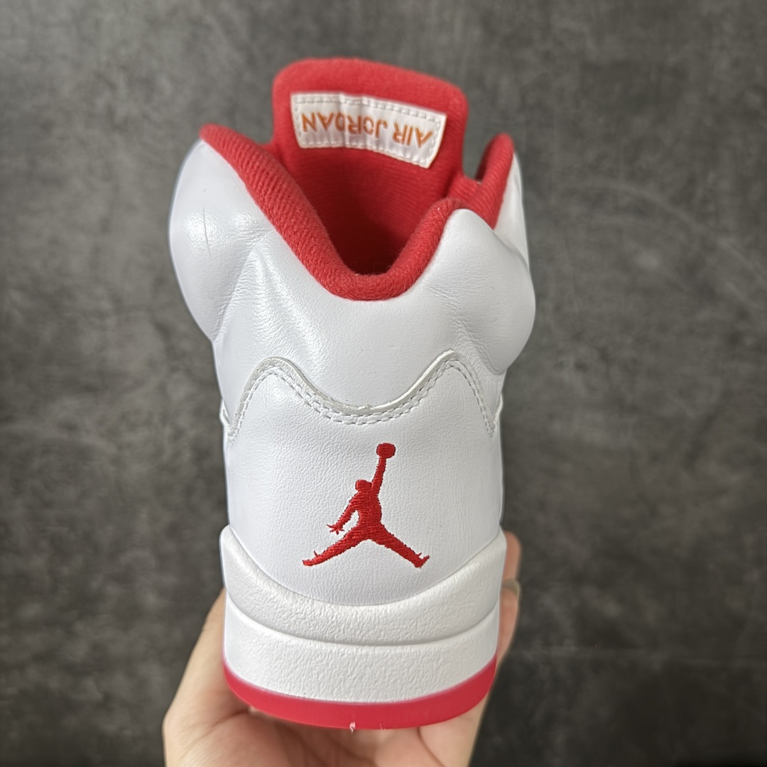 图片[4]-【原厂版】Air Jordan 5 Retro \”Sunset\” 高帮 复刻日落橙 AJ5 乔丹5代 aj5 乔5 高邦 复刻白红橙 乔丹篮球鞋系列 鞋款整体以鲜明的白色、日落橙、火焰红及黑色组合，精准还原了鞋迷记忆中的那份活力。鞋面主要以光滑白色皮革构成，搭配半透明网布面板以及带有橙色Jumpman Logo标志的反光3M鞋舌；火焰红色点缀于鞋内衬、后跟Jumpman Logos标识，而中底上的鲨鱼齿日落橙色调不仅赋予了鞋款温暖的视觉效果，更成为了其命名的由来。最后白色中底搭配红色半透明水晶橡胶外底及黑色Jfumpman Logo完善整体设计收尾。 货号：IV5678-102 尺码：40 40.5 41 42 42.5 43 44 44.5 45 46 47.5-选品中心