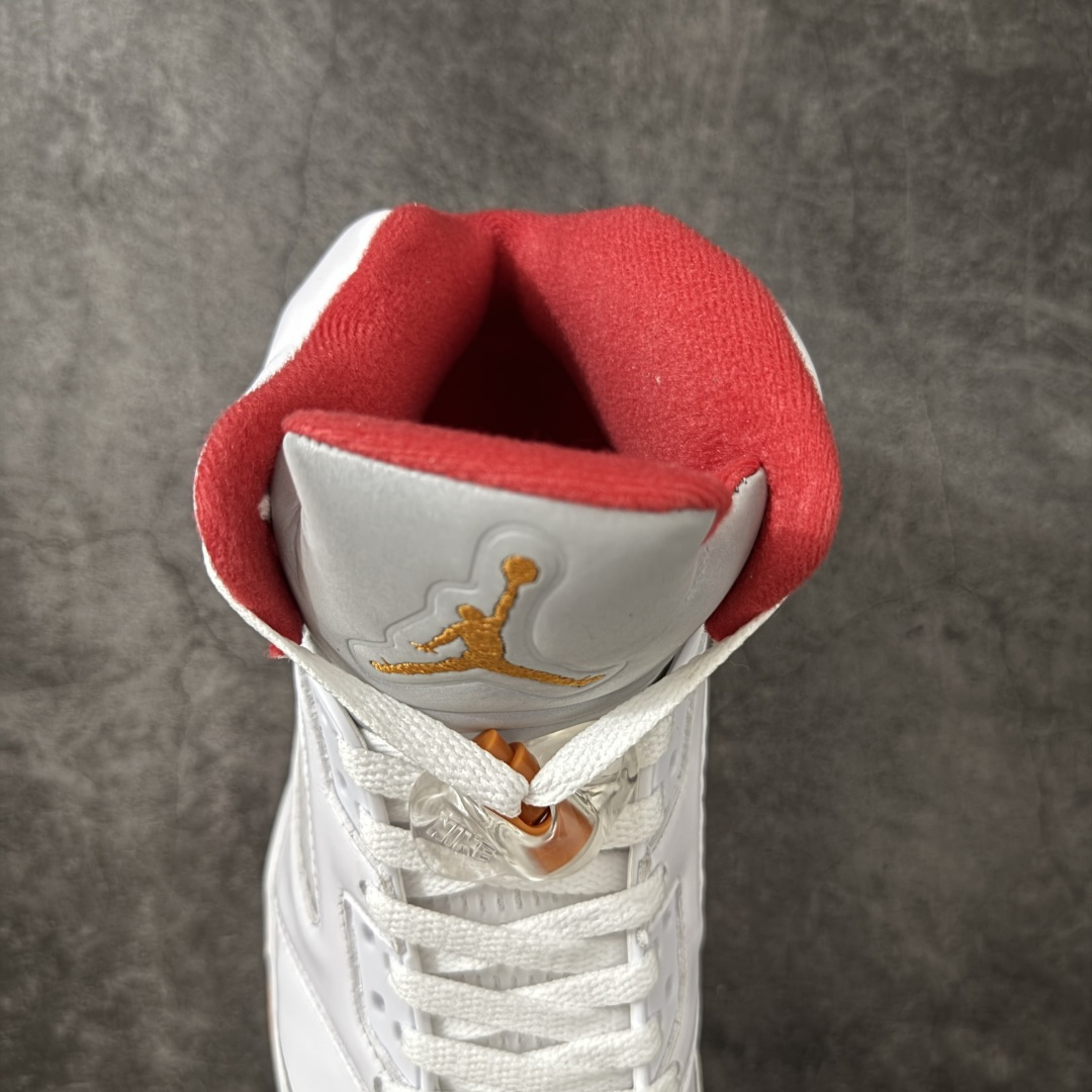 图片[8]-【原厂版】Air Jordan 5 Retro \”Sunset\” 高帮 复刻日落橙 AJ5 乔丹5代 aj5 乔5 高邦 复刻白红橙 乔丹篮球鞋系列 鞋款整体以鲜明的白色、日落橙、火焰红及黑色组合，精准还原了鞋迷记忆中的那份活力。鞋面主要以光滑白色皮革构成，搭配半透明网布面板以及带有橙色Jumpman Logo标志的反光3M鞋舌；火焰红色点缀于鞋内衬、后跟Jumpman Logos标识，而中底上的鲨鱼齿日落橙色调不仅赋予了鞋款温暖的视觉效果，更成为了其命名的由来。最后白色中底搭配红色半透明水晶橡胶外底及黑色Jfumpman Logo完善整体设计收尾。 货号：IV5678-102 尺码：40 40.5 41 42 42.5 43 44 44.5 45 46 47.5-选品中心