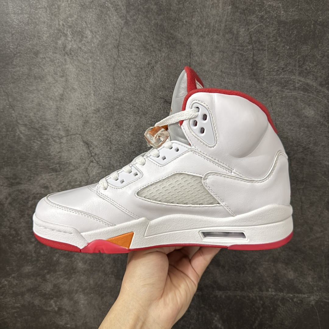 图片[2]-【原厂版】Air Jordan 5 Retro \”Sunset\” 高帮 复刻日落橙 AJ5 乔丹5代 aj5 乔5 高邦 复刻白红橙 乔丹篮球鞋系列 鞋款整体以鲜明的白色、日落橙、火焰红及黑色组合，精准还原了鞋迷记忆中的那份活力。鞋面主要以光滑白色皮革构成，搭配半透明网布面板以及带有橙色Jumpman Logo标志的反光3M鞋舌；火焰红色点缀于鞋内衬、后跟Jumpman Logos标识，而中底上的鲨鱼齿日落橙色调不仅赋予了鞋款温暖的视觉效果，更成为了其命名的由来。最后白色中底搭配红色半透明水晶橡胶外底及黑色Jfumpman Logo完善整体设计收尾。 货号：IV5678-102 尺码：40 40.5 41 42 42.5 43 44 44.5 45 46 47.5-选品中心