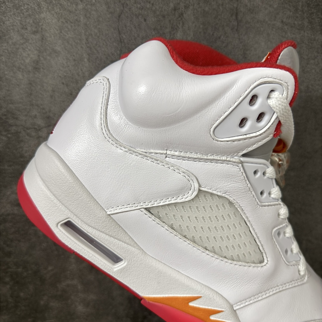 图片[7]-【原厂版】Air Jordan 5 Retro \”Sunset\” 高帮 复刻日落橙 AJ5 乔丹5代 aj5 乔5 高邦 复刻白红橙 乔丹篮球鞋系列 鞋款整体以鲜明的白色、日落橙、火焰红及黑色组合，精准还原了鞋迷记忆中的那份活力。鞋面主要以光滑白色皮革构成，搭配半透明网布面板以及带有橙色Jumpman Logo标志的反光3M鞋舌；火焰红色点缀于鞋内衬、后跟Jumpman Logos标识，而中底上的鲨鱼齿日落橙色调不仅赋予了鞋款温暖的视觉效果，更成为了其命名的由来。最后白色中底搭配红色半透明水晶橡胶外底及黑色Jfumpman Logo完善整体设计收尾。 货号：IV5678-102 尺码：40 40.5 41 42 42.5 43 44 44.5 45 46 47.5-选品中心
