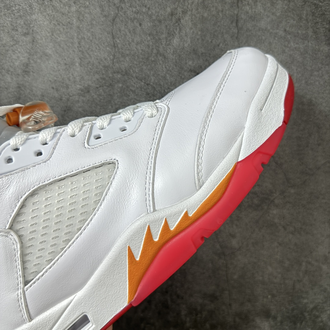 图片[6]-【原厂版】Air Jordan 5 Retro \”Sunset\” 高帮 复刻日落橙 AJ5 乔丹5代 aj5 乔5 高邦 复刻白红橙 乔丹篮球鞋系列 鞋款整体以鲜明的白色、日落橙、火焰红及黑色组合，精准还原了鞋迷记忆中的那份活力。鞋面主要以光滑白色皮革构成，搭配半透明网布面板以及带有橙色Jumpman Logo标志的反光3M鞋舌；火焰红色点缀于鞋内衬、后跟Jumpman Logos标识，而中底上的鲨鱼齿日落橙色调不仅赋予了鞋款温暖的视觉效果，更成为了其命名的由来。最后白色中底搭配红色半透明水晶橡胶外底及黑色Jfumpman Logo完善整体设计收尾。 货号：IV5678-102 尺码：40 40.5 41 42 42.5 43 44 44.5 45 46 47.5-选品中心