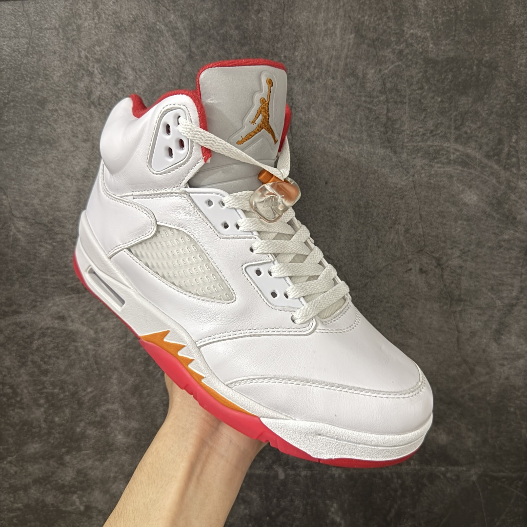 图片[3]-【原厂版】Air Jordan 5 Retro \”Sunset\” 高帮 复刻日落橙 AJ5 乔丹5代 aj5 乔5 高邦 复刻白红橙 乔丹篮球鞋系列 鞋款整体以鲜明的白色、日落橙、火焰红及黑色组合，精准还原了鞋迷记忆中的那份活力。鞋面主要以光滑白色皮革构成，搭配半透明网布面板以及带有橙色Jumpman Logo标志的反光3M鞋舌；火焰红色点缀于鞋内衬、后跟Jumpman Logos标识，而中底上的鲨鱼齿日落橙色调不仅赋予了鞋款温暖的视觉效果，更成为了其命名的由来。最后白色中底搭配红色半透明水晶橡胶外底及黑色Jfumpman Logo完善整体设计收尾。 货号：IV5678-102 尺码：40 40.5 41 42 42.5 43 44 44.5 45 46 47.5-选品中心