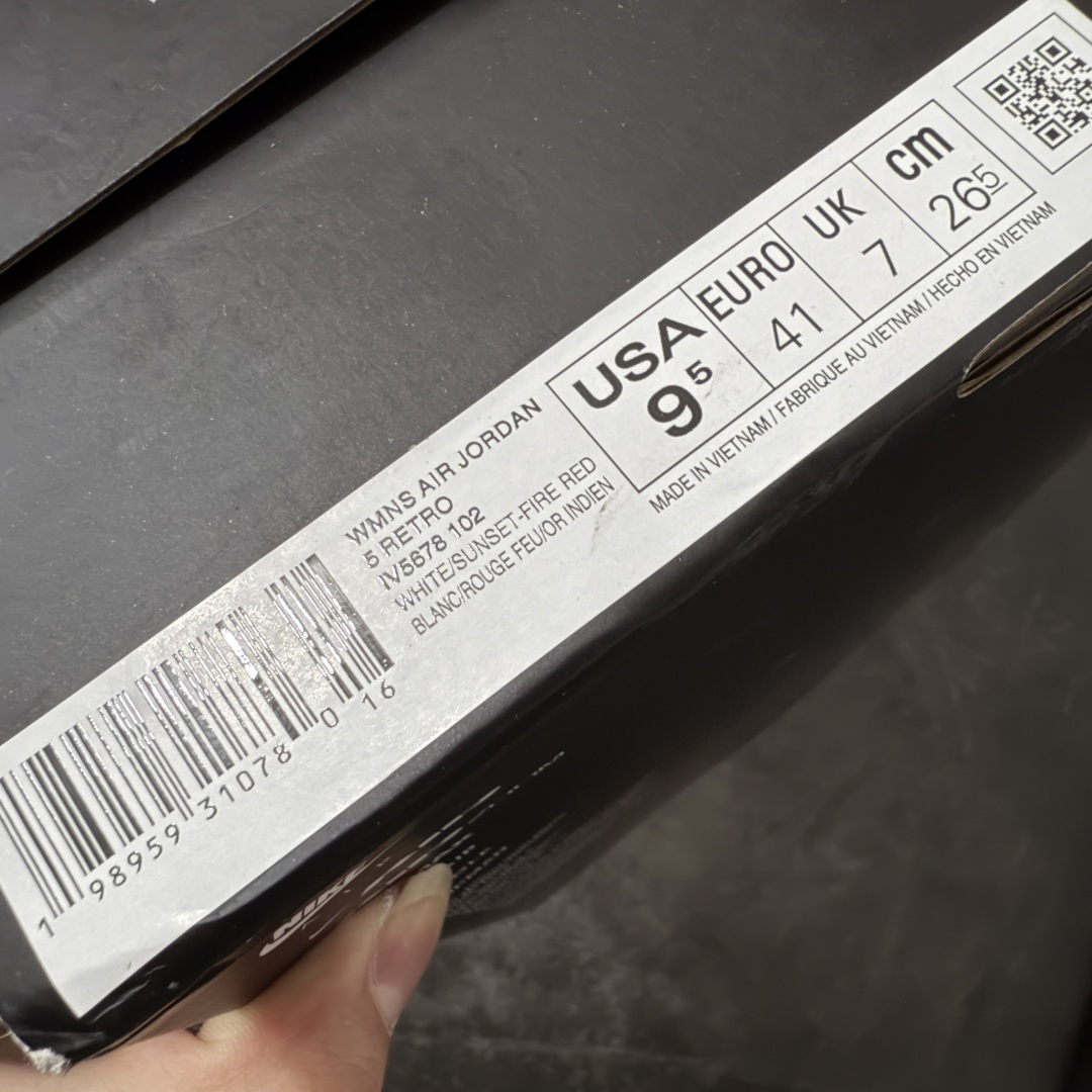 图片[9]-【原厂版】Air Jordan 5 Retro \”Sunset\” 高帮 复刻日落橙 AJ5 乔丹5代 aj5 乔5 高邦 复刻白红橙 乔丹篮球鞋系列 鞋款整体以鲜明的白色、日落橙、火焰红及黑色组合，精准还原了鞋迷记忆中的那份活力。鞋面主要以光滑白色皮革构成，搭配半透明网布面板以及带有橙色Jumpman Logo标志的反光3M鞋舌；火焰红色点缀于鞋内衬、后跟Jumpman Logos标识，而中底上的鲨鱼齿日落橙色调不仅赋予了鞋款温暖的视觉效果，更成为了其命名的由来。最后白色中底搭配红色半透明水晶橡胶外底及黑色Jfumpman Logo完善整体设计收尾。 货号：IV5678-102 尺码：40 40.5 41 42 42.5 43 44 44.5 45 46 47.5-选品中心