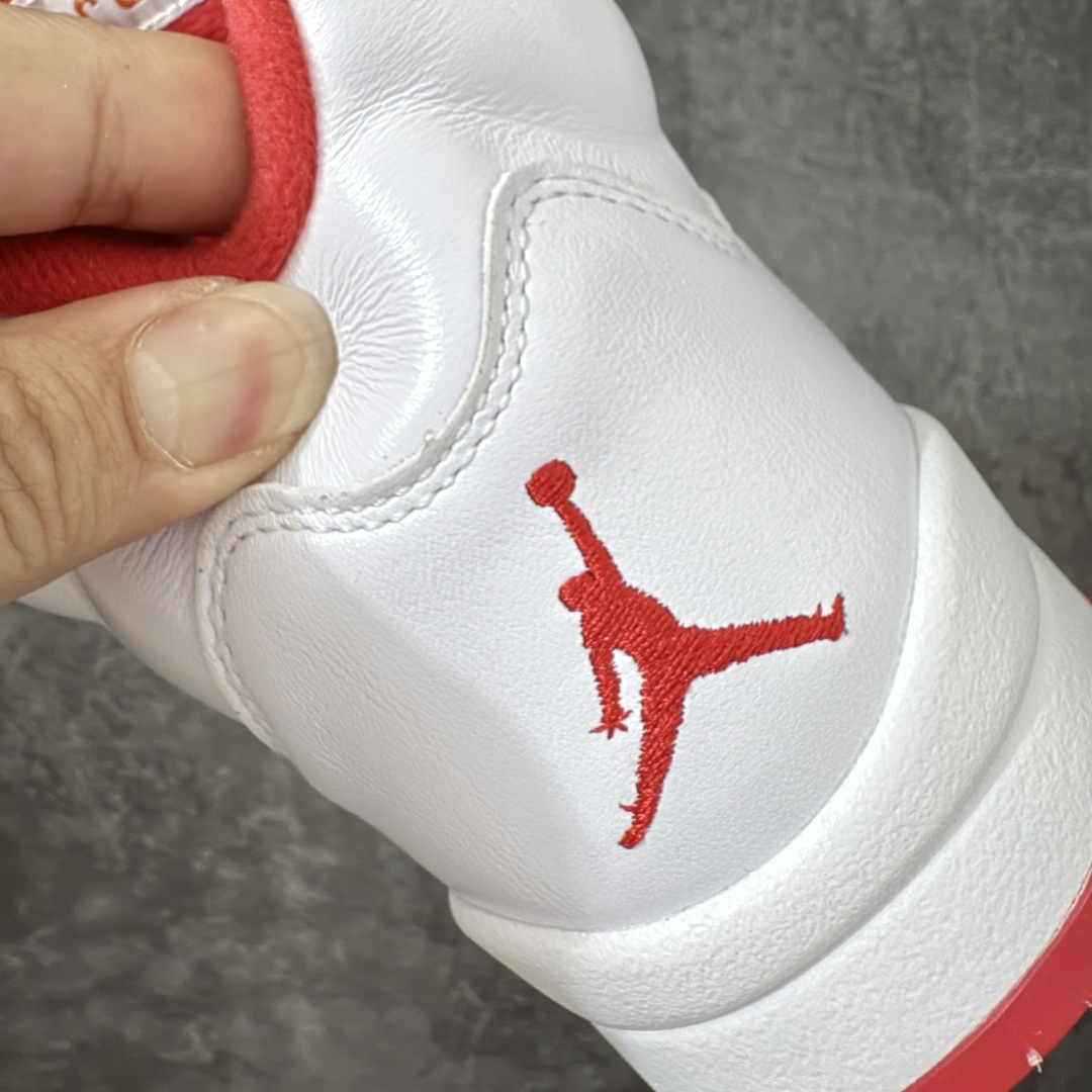 图片[2]-【原厂版】Air Jordan 5 Retro \”Sunset\” 高帮 复刻日落橙 AJ5 乔丹5代 aj5 乔5 高邦 复刻白红橙 乔丹篮球鞋系列 鞋款整体以鲜明的白色、日落橙、火焰红及黑色组合，精准还原了鞋迷记忆中的那份活力。鞋面主要以光滑白色皮革构成，搭配半透明网布面板以及带有橙色Jumpman Logo标志的反光3M鞋舌；火焰红色点缀于鞋内衬、后跟Jumpman Logos标识，而中底上的鲨鱼齿日落橙色调不仅赋予了鞋款温暖的视觉效果，更成为了其命名的由来。最后白色中底搭配红色半透明水晶橡胶外底及黑色Jfumpman Logo完善整体设计收尾。 货号：IV5678-102 尺码：40 40.5 41 42 42.5 43 44 44.5 45 46 47.5-选品中心