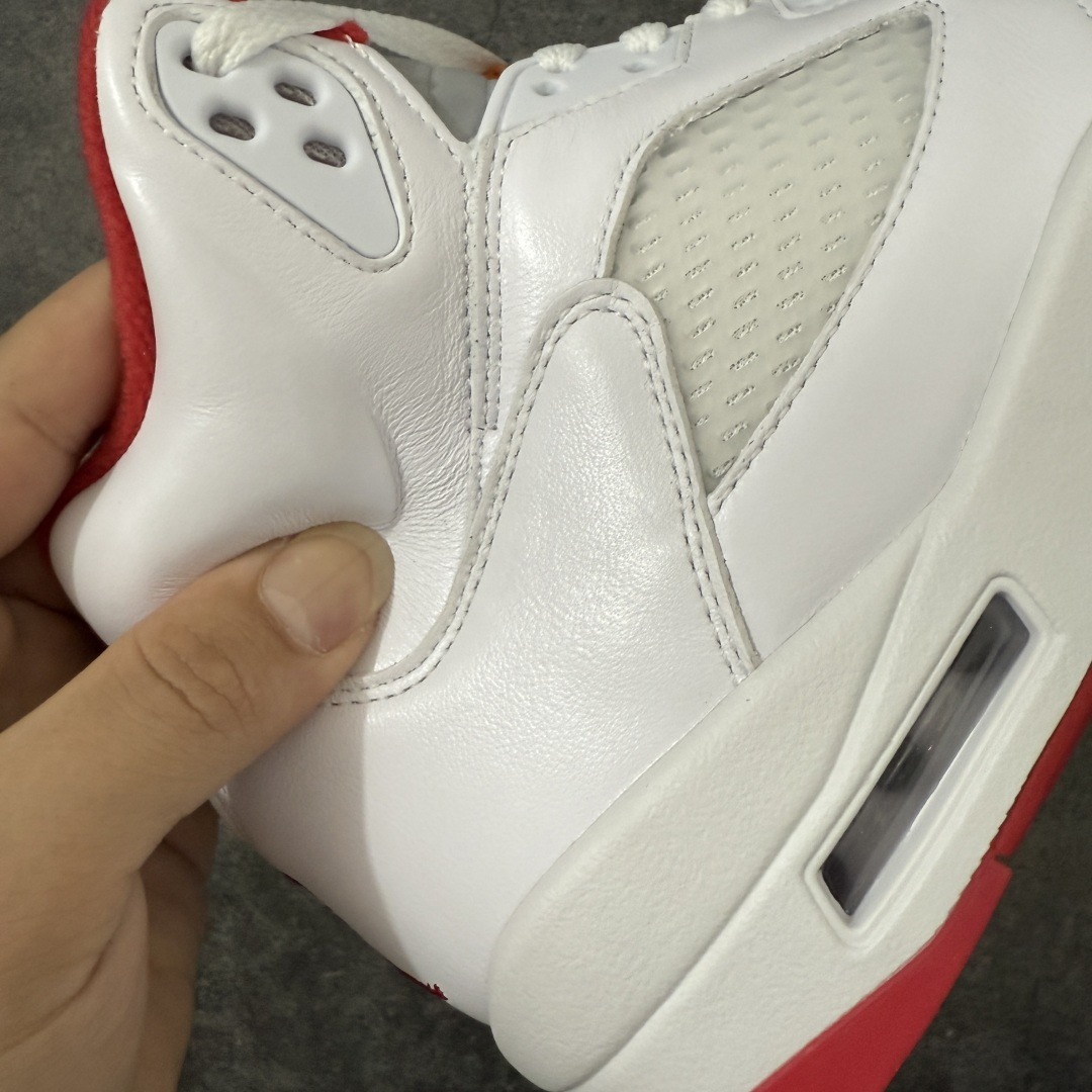 图片[3]-【原厂版】Air Jordan 5 Retro \”Sunset\” 高帮 复刻日落橙 AJ5 乔丹5代 aj5 乔5 高邦 复刻白红橙 乔丹篮球鞋系列 鞋款整体以鲜明的白色、日落橙、火焰红及黑色组合，精准还原了鞋迷记忆中的那份活力。鞋面主要以光滑白色皮革构成，搭配半透明网布面板以及带有橙色Jumpman Logo标志的反光3M鞋舌；火焰红色点缀于鞋内衬、后跟Jumpman Logos标识，而中底上的鲨鱼齿日落橙色调不仅赋予了鞋款温暖的视觉效果，更成为了其命名的由来。最后白色中底搭配红色半透明水晶橡胶外底及黑色Jfumpman Logo完善整体设计收尾。 货号：IV5678-102 尺码：40 40.5 41 42 42.5 43 44 44.5 45 46 47.5-选品中心