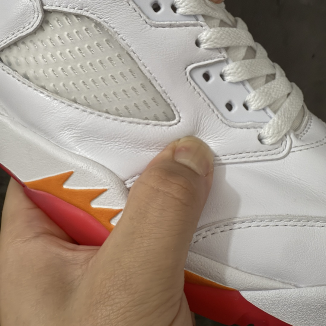 图片[4]-【原厂版】Air Jordan 5 Retro \”Sunset\” 高帮 复刻日落橙 AJ5 乔丹5代 aj5 乔5 高邦 复刻白红橙 乔丹篮球鞋系列 鞋款整体以鲜明的白色、日落橙、火焰红及黑色组合，精准还原了鞋迷记忆中的那份活力。鞋面主要以光滑白色皮革构成，搭配半透明网布面板以及带有橙色Jumpman Logo标志的反光3M鞋舌；火焰红色点缀于鞋内衬、后跟Jumpman Logos标识，而中底上的鲨鱼齿日落橙色调不仅赋予了鞋款温暖的视觉效果，更成为了其命名的由来。最后白色中底搭配红色半透明水晶橡胶外底及黑色Jfumpman Logo完善整体设计收尾。 货号：IV5678-102 尺码：40 40.5 41 42 42.5 43 44 44.5 45 46 47.5-选品中心