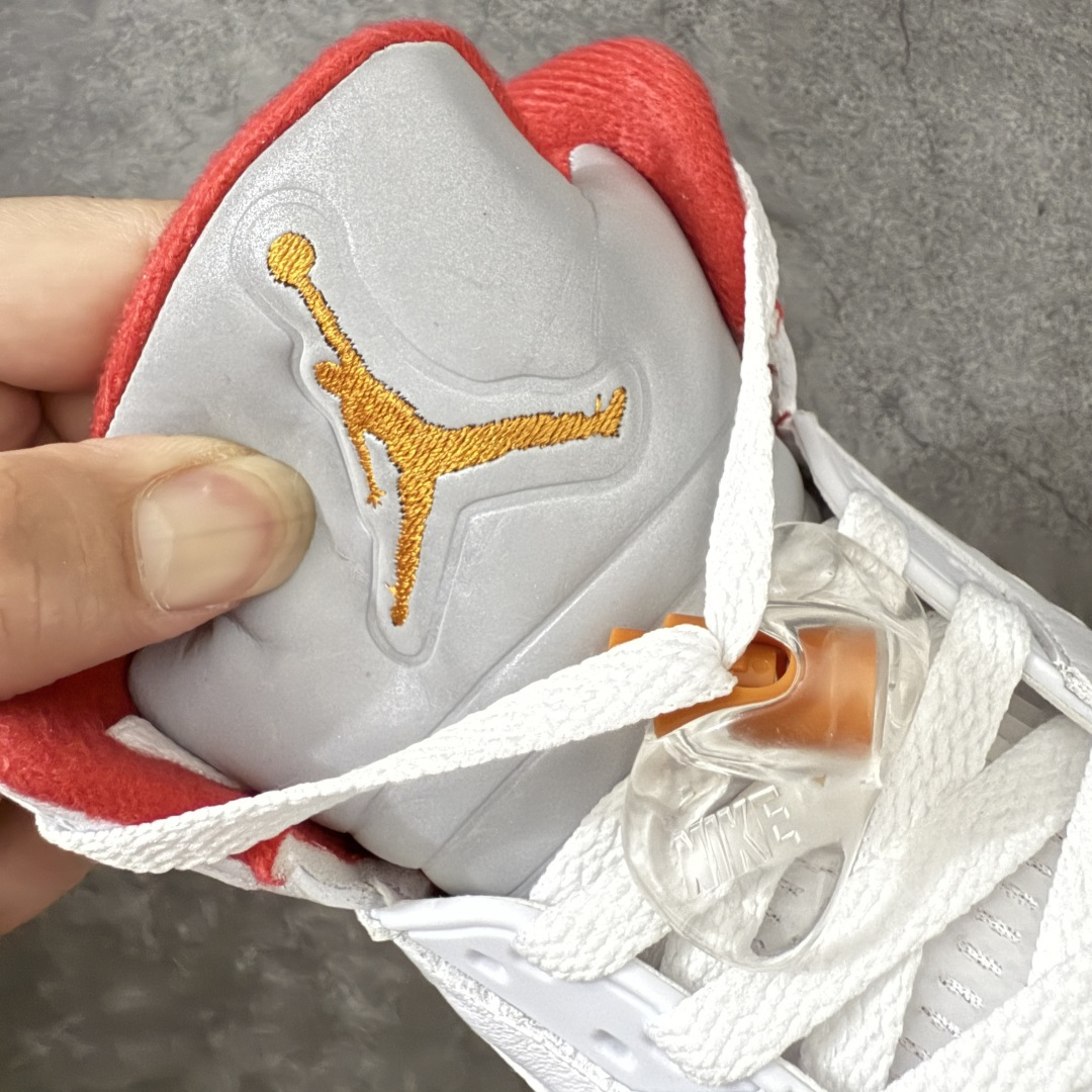 图片[6]-【原厂版】Air Jordan 5 Retro \”Sunset\” 高帮 复刻日落橙 AJ5 乔丹5代 aj5 乔5 高邦 复刻白红橙 乔丹篮球鞋系列 鞋款整体以鲜明的白色、日落橙、火焰红及黑色组合，精准还原了鞋迷记忆中的那份活力。鞋面主要以光滑白色皮革构成，搭配半透明网布面板以及带有橙色Jumpman Logo标志的反光3M鞋舌；火焰红色点缀于鞋内衬、后跟Jumpman Logos标识，而中底上的鲨鱼齿日落橙色调不仅赋予了鞋款温暖的视觉效果，更成为了其命名的由来。最后白色中底搭配红色半透明水晶橡胶外底及黑色Jfumpman Logo完善整体设计收尾。 货号：IV5678-102 尺码：40 40.5 41 42 42.5 43 44 44.5 45 46 47.5-选品中心