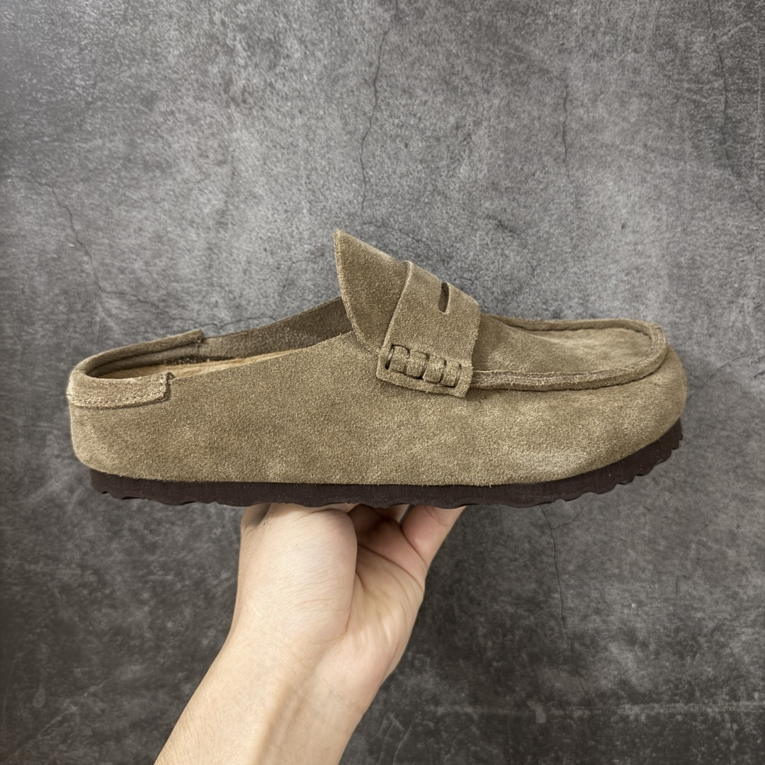 【纯原H版】乐福勃肯木底款 博肯Birkenstock Naples Wrapped穆勒系列包头乐福牛皮绒面革复古软木底休闲鞋 市场顶级版本 纯手工打造原汁原味博肯/勃肯! 时下大火的老钱风,乐福式设计鞋头增加了优雅的气质!可为各式休闲或优雅造型增添休闲风范。卡其色磨砂牛皮革 实用的马克线阵车在鞋头的手工质感! 尺码:35-45-选品中心