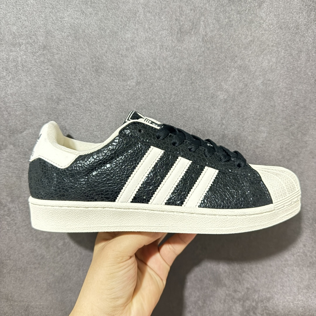 AD Originals Superstar 贝壳头板鞋采用全新头层拼接皮革材质 后跟采用特色3D立体印