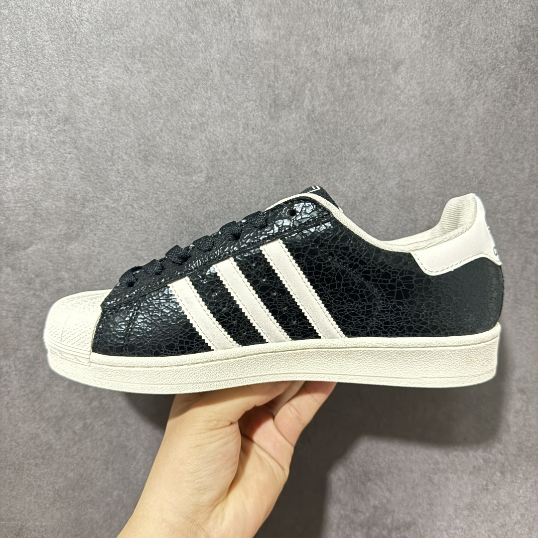 AD Originals Superstar 贝壳头板鞋采用全新头层拼接皮革材质 后跟采用特色3D立体印
