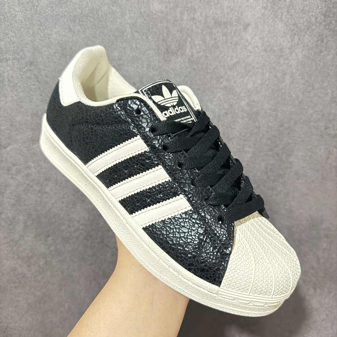 AD Originals Superstar 贝壳头板鞋采用全新头层拼接皮革材质 后跟采用特色3D立体印