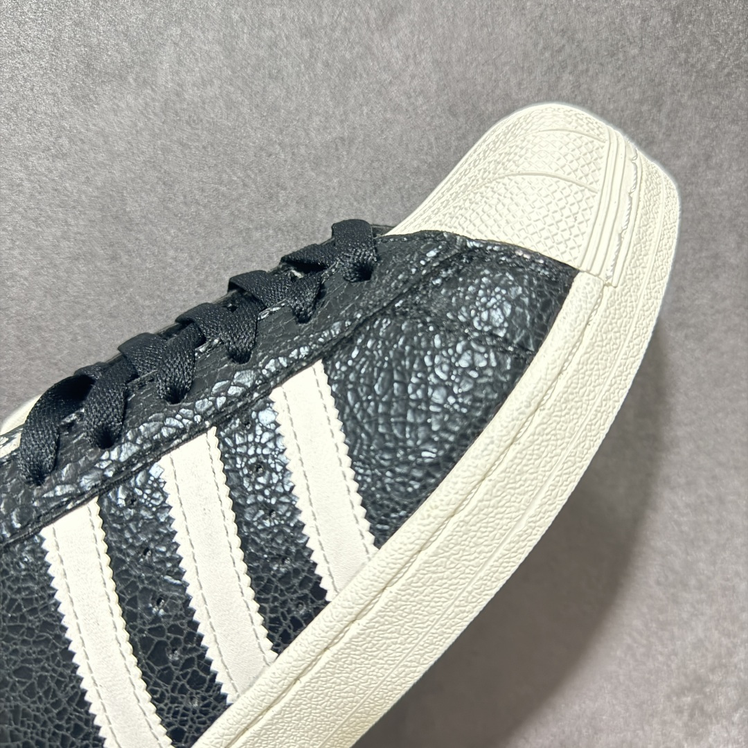AD Originals Superstar 贝壳头板鞋采用全新头层拼接皮革材质 后跟采用特色3D立体印