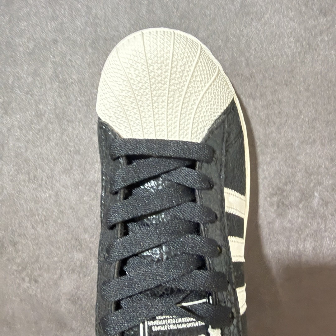 AD Originals Superstar 贝壳头板鞋采用全新头层拼接皮革材质 后跟采用特色3D立体印