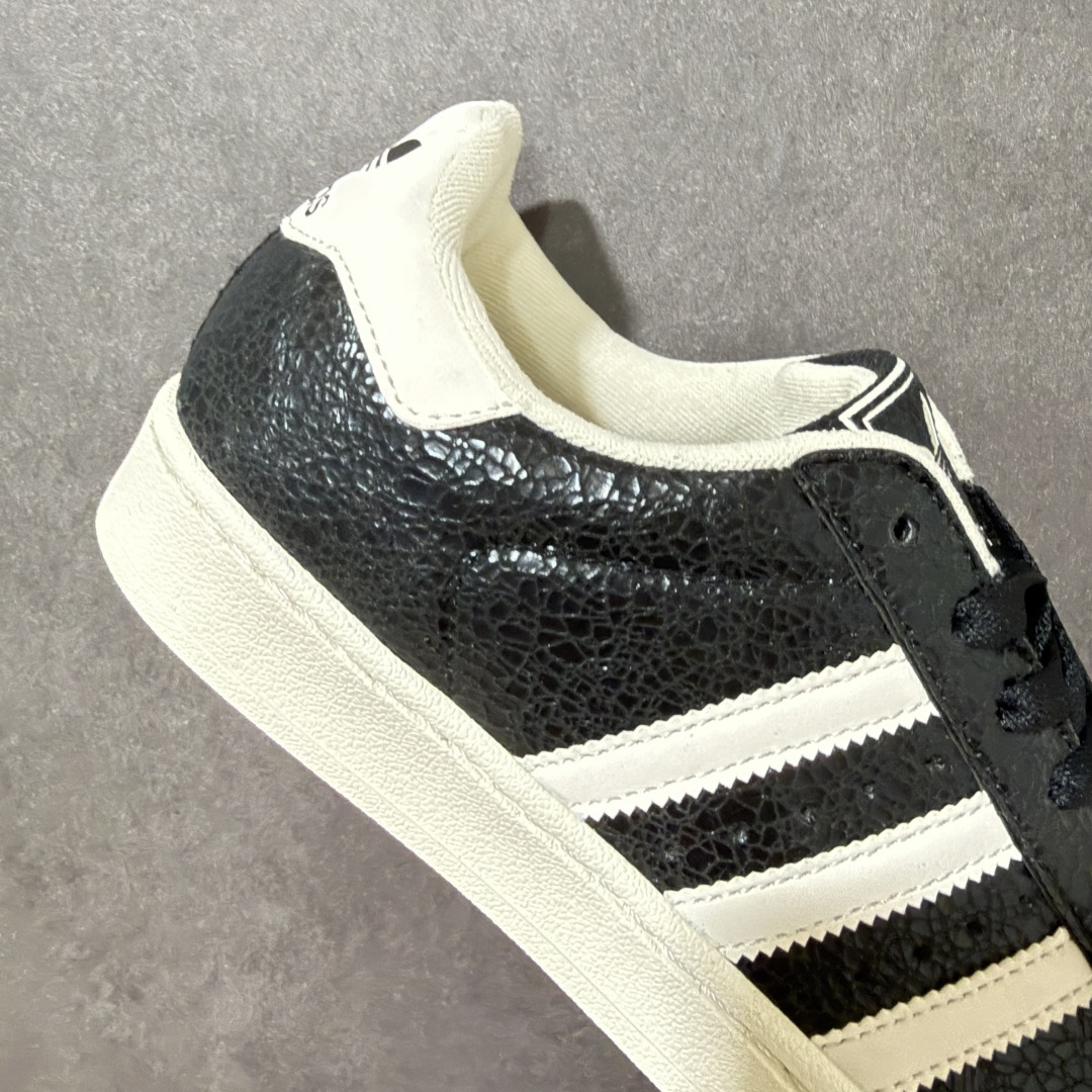 AD Originals Superstar 贝壳头板鞋采用全新头层拼接皮革材质 后跟采用特色3D立体印