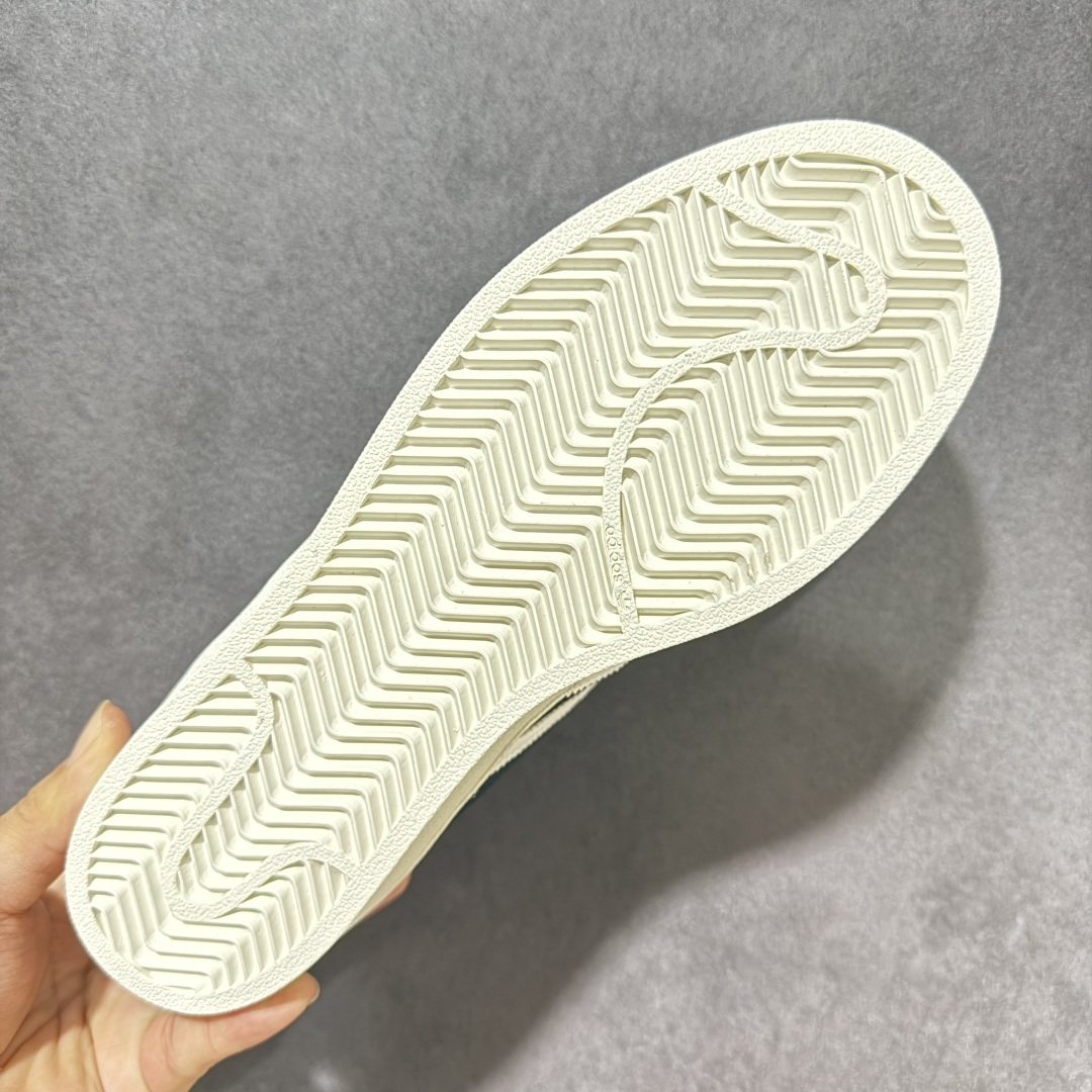 AD Originals Superstar 贝壳头板鞋采用全新头层拼接皮革材质 后跟采用特色3D立体印