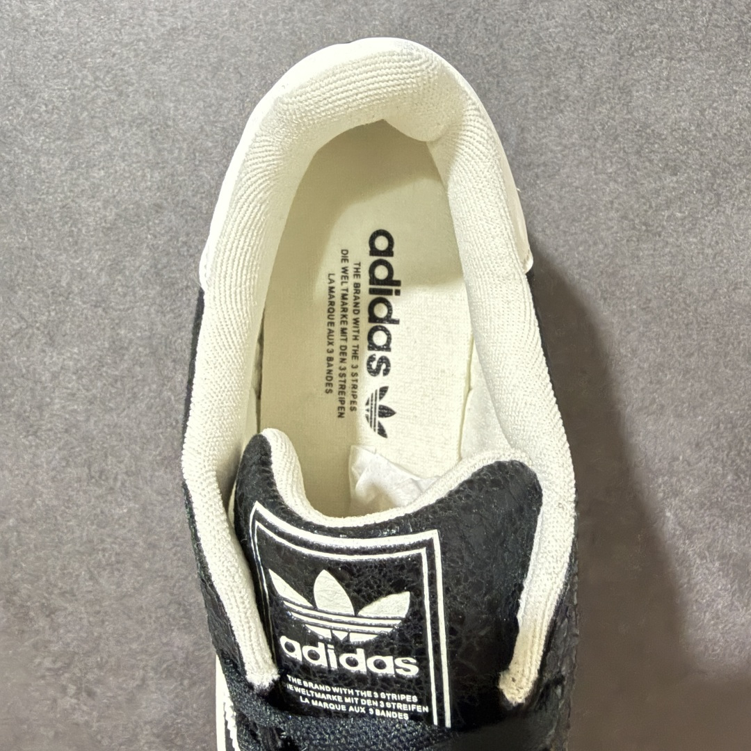 AD Originals Superstar 贝壳头板鞋采用全新头层拼接皮革材质 后跟采用特色3D立体印