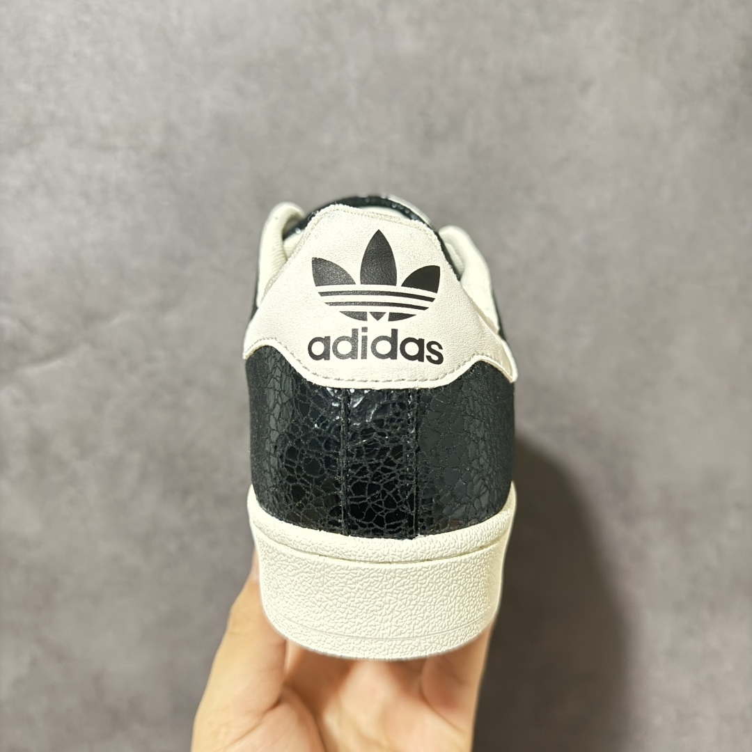AD Originals Superstar 贝壳头板鞋采用全新头层拼接皮革材质 后跟采用特色3D立体印