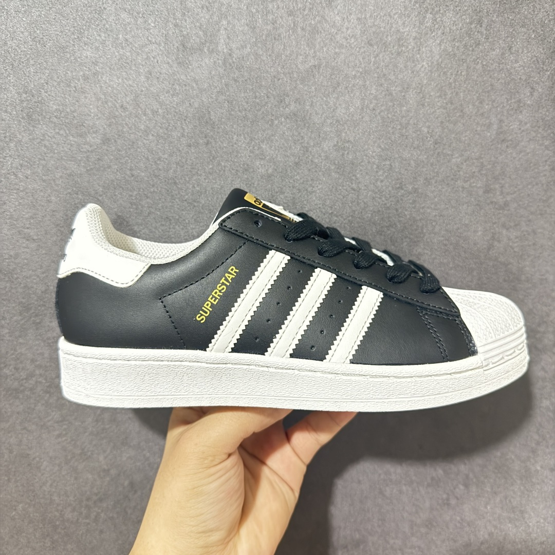 AD Originals Superstar 贝壳头板鞋采用全新头层拼接皮革材质 后跟采用特色3D立体印