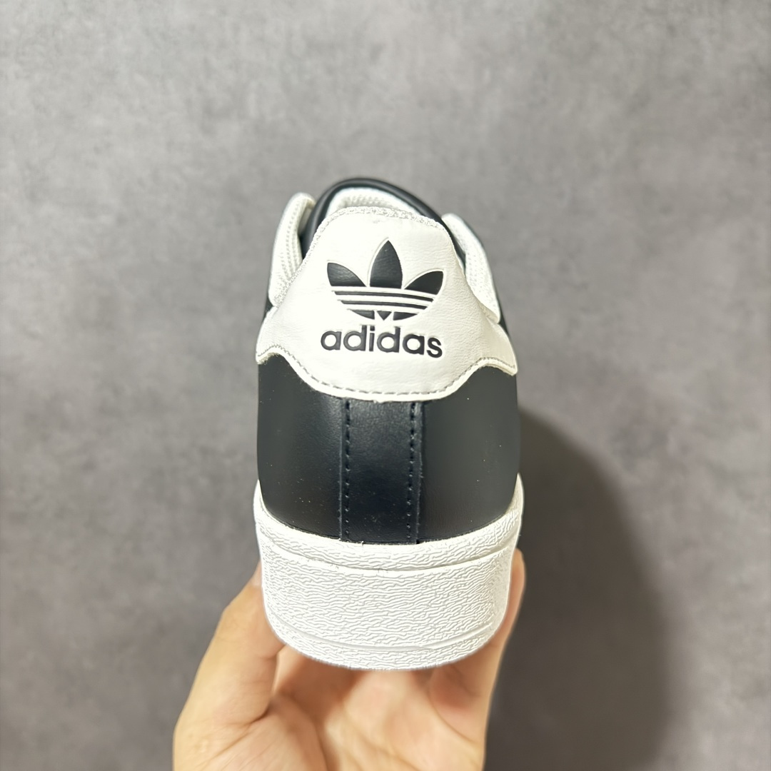 AD Originals Superstar 贝壳头板鞋采用全新头层拼接皮革材质 后跟采用特色3D立体印