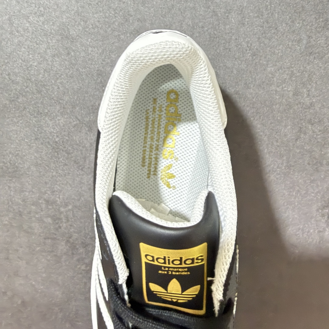 AD Originals Superstar 贝壳头板鞋采用全新头层拼接皮革材质 后跟采用特色3D立体印