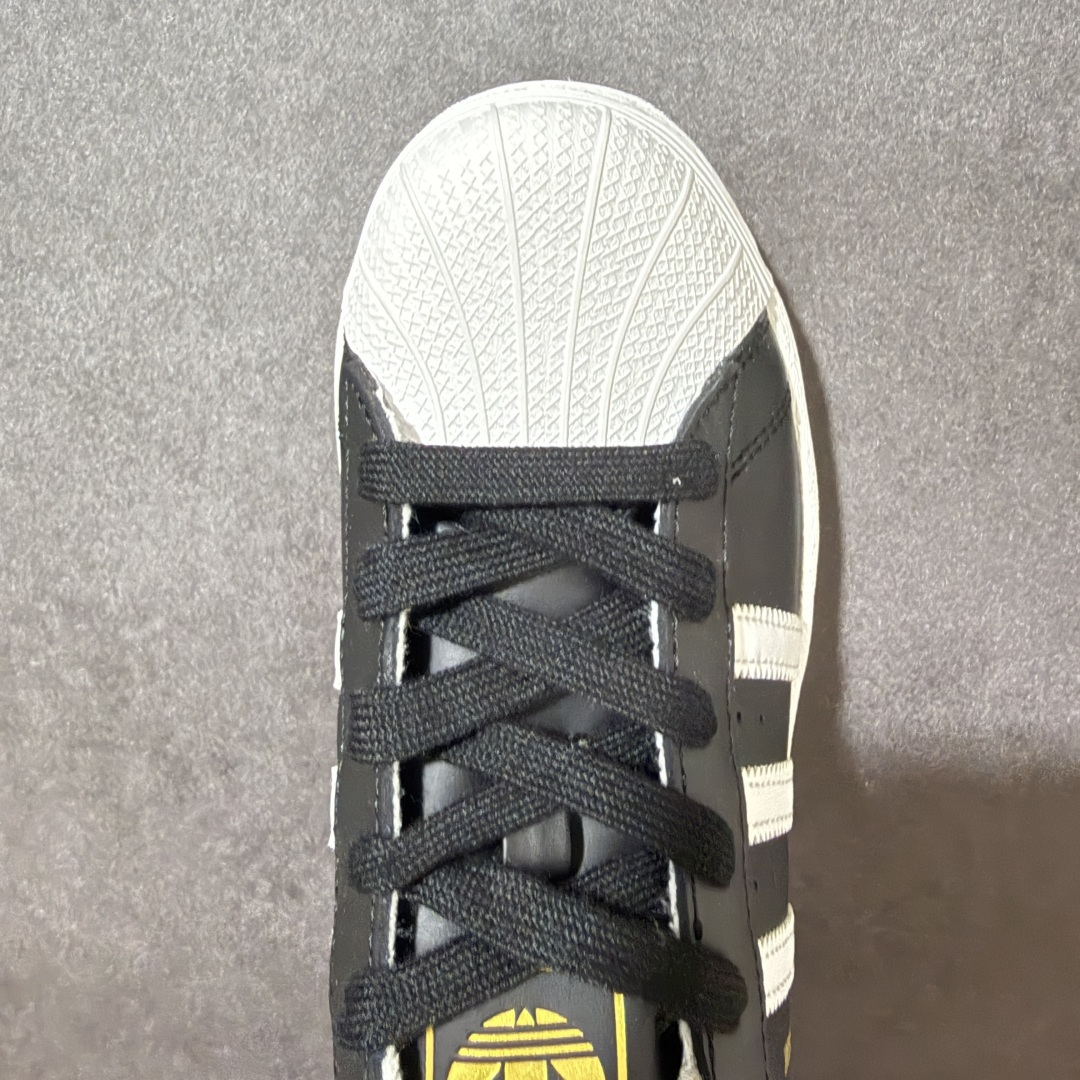 AD Originals Superstar 贝壳头板鞋采用全新头层拼接皮革材质 后跟采用特色3D立体印