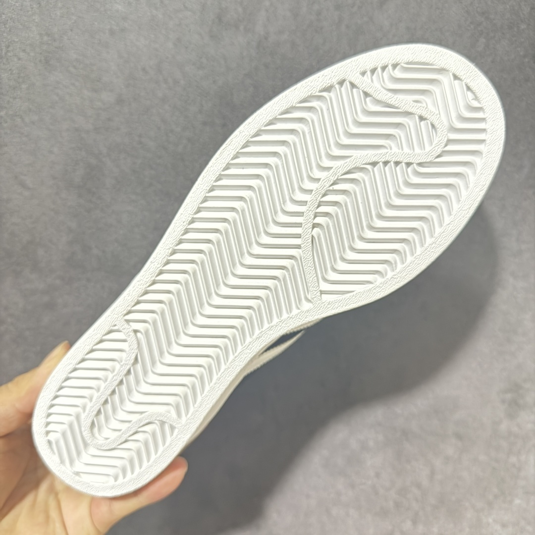 AD Originals Superstar 贝壳头板鞋采用全新头层拼接皮革材质 后跟采用特色3D立体印