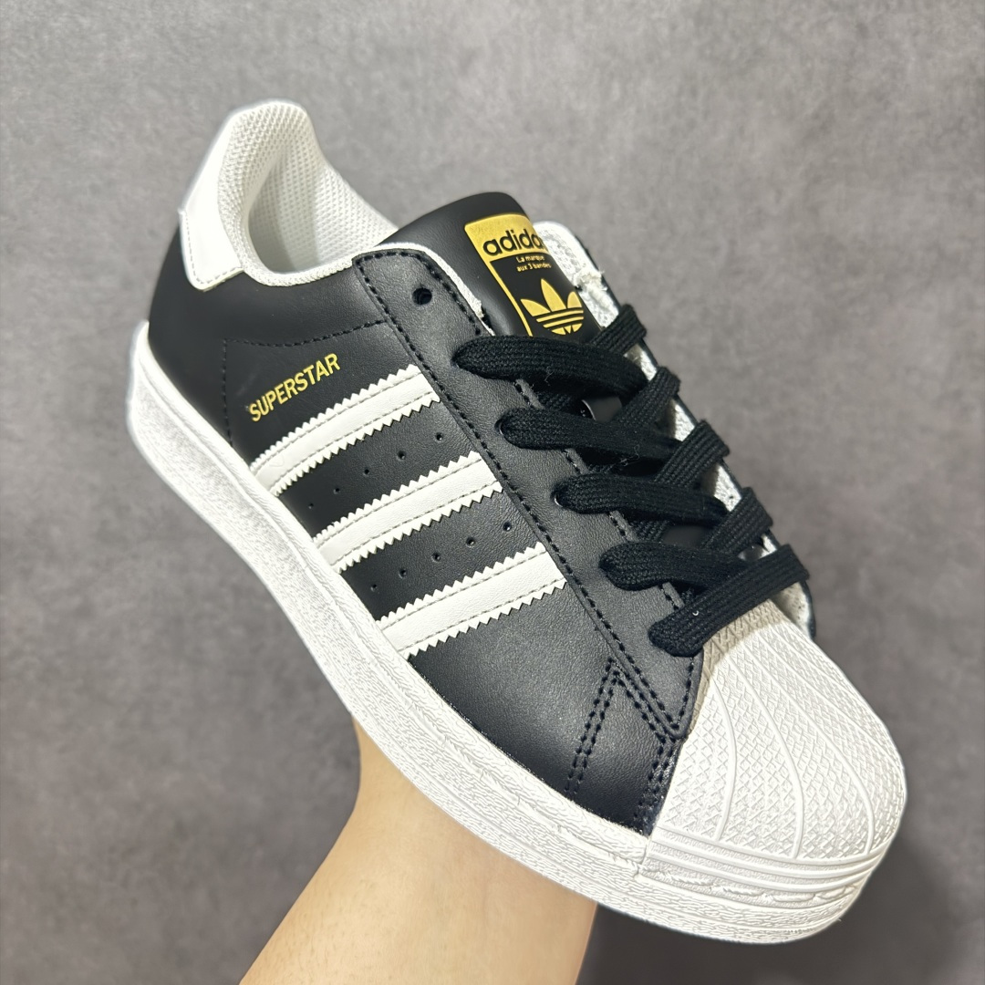 AD Originals Superstar 贝壳头板鞋采用全新头层拼接皮革材质 后跟采用特色3D立体印