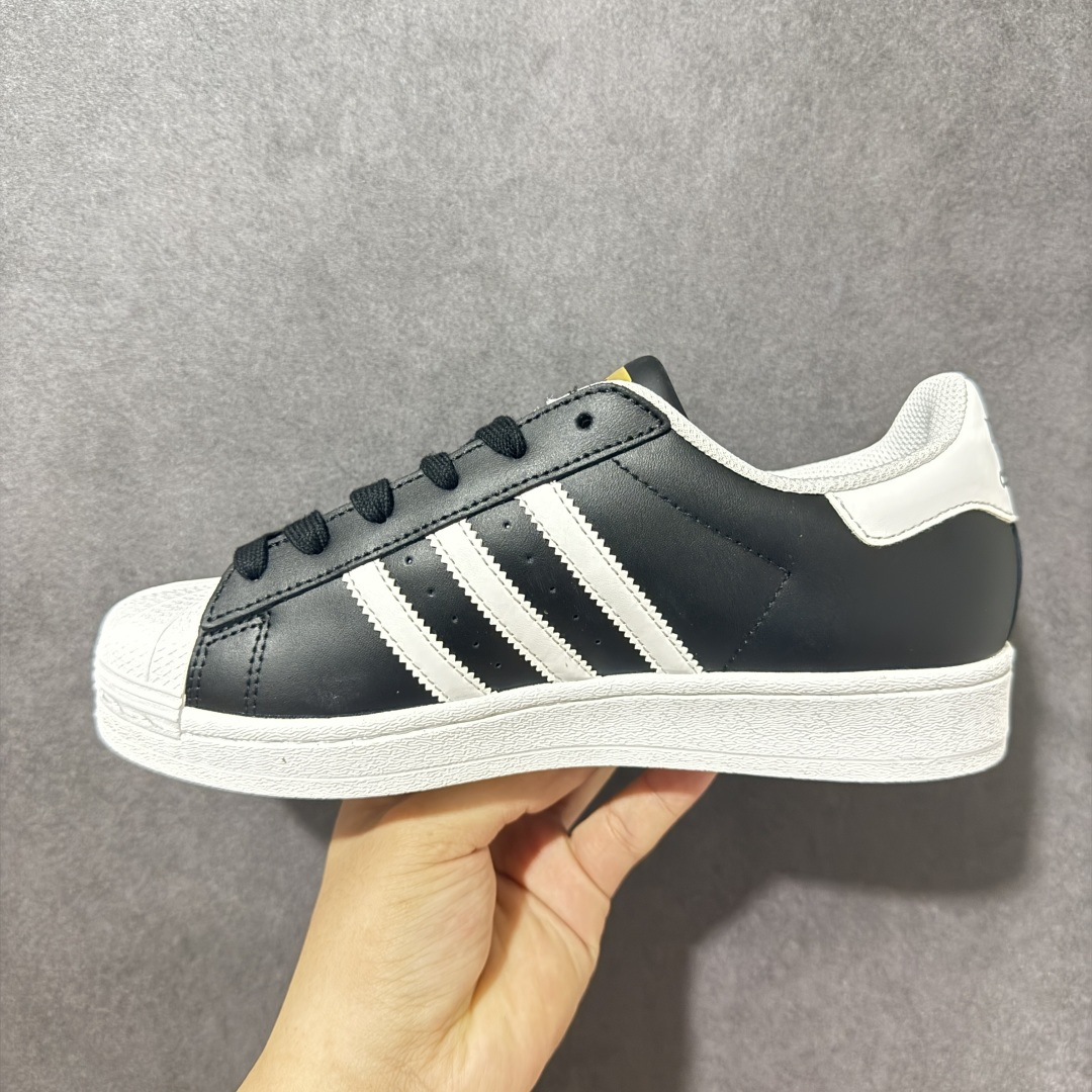AD Originals Superstar 贝壳头板鞋采用全新头层拼接皮革材质 后跟采用特色3D立体印