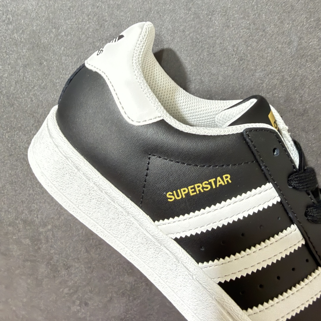 AD Originals Superstar 贝壳头板鞋采用全新头层拼接皮革材质 后跟采用特色3D立体印