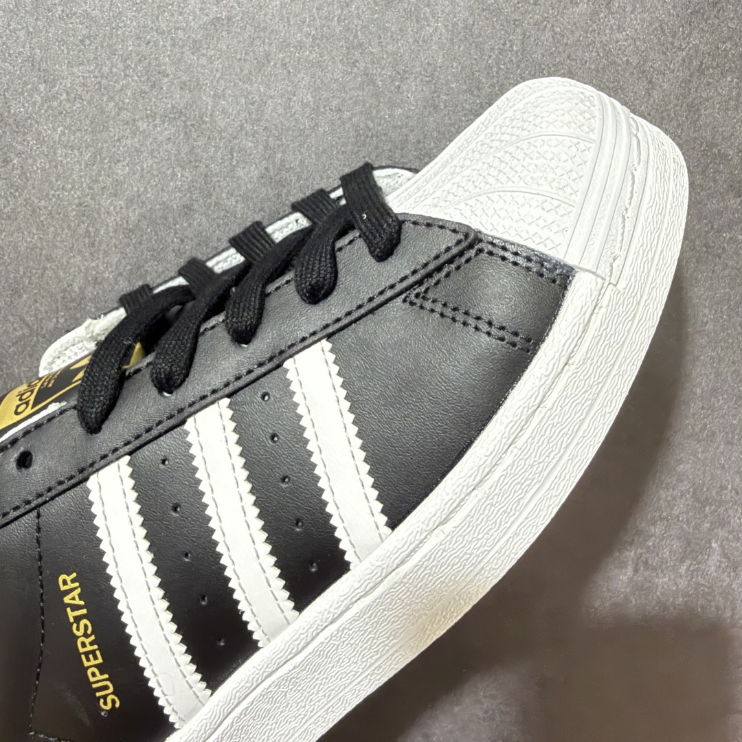 AD Originals Superstar 贝壳头板鞋采用全新头层拼接皮革材质 后跟采用特色3D立体印