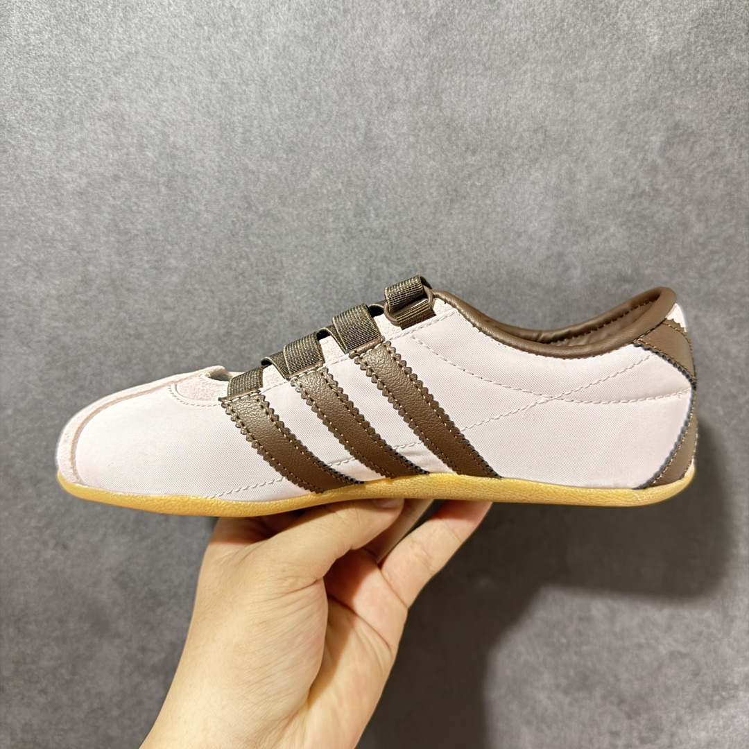 adidas ToKyo东京限定经典复古运动休闲鞋，橡胶鞋底轻薄柔软耐磨防滑、鞋面、鞋身采用梭织料贯穿整
