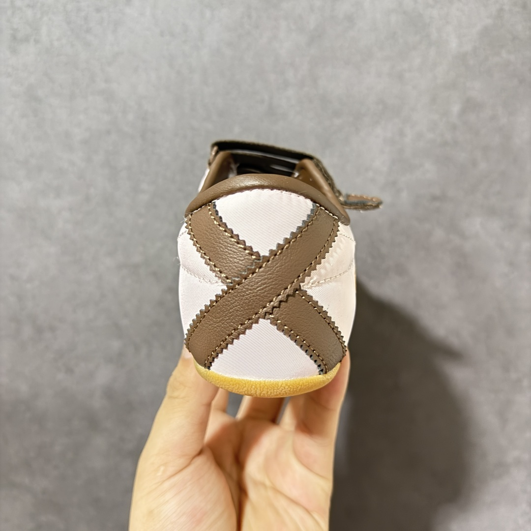 adidas ToKyo东京限定经典复古运动休闲鞋，橡胶鞋底轻薄柔软耐磨防滑、鞋面、鞋身采用梭织料贯穿整